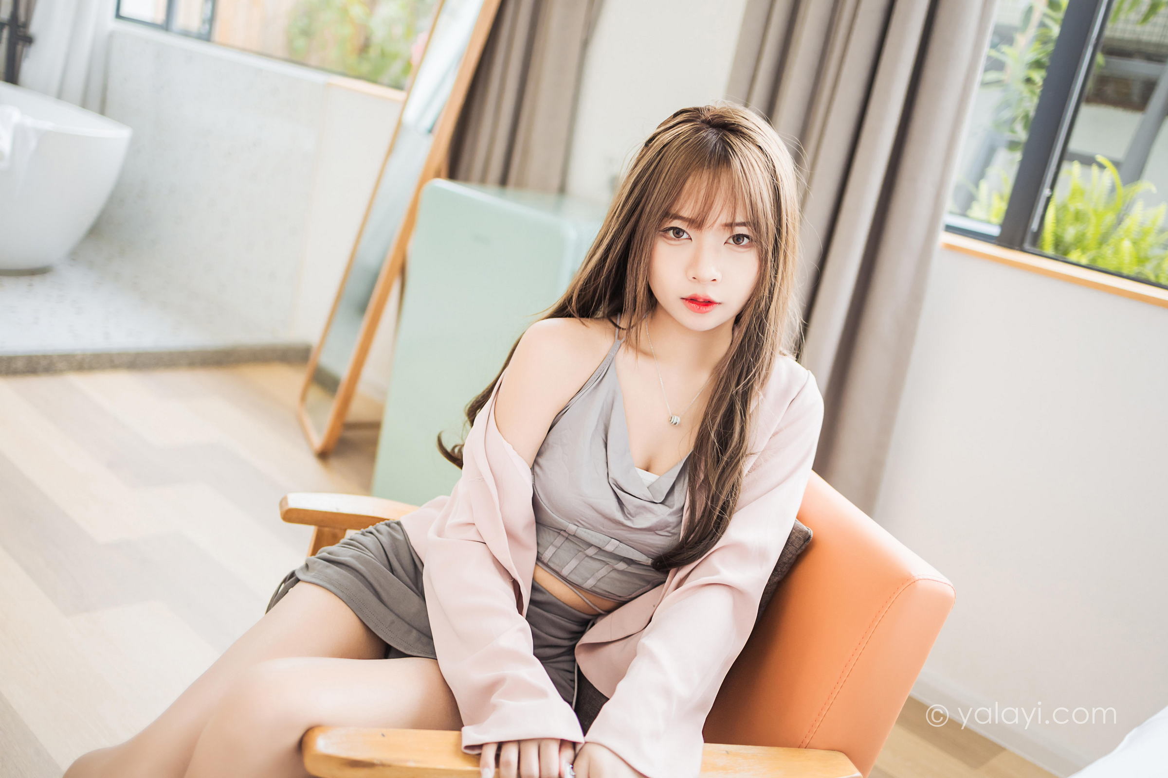 [YALAYI雅拉伊]2022.05.23 试镜 阿禾 粉色外套与灰色被服加灰色短裙清纯写真集第2张