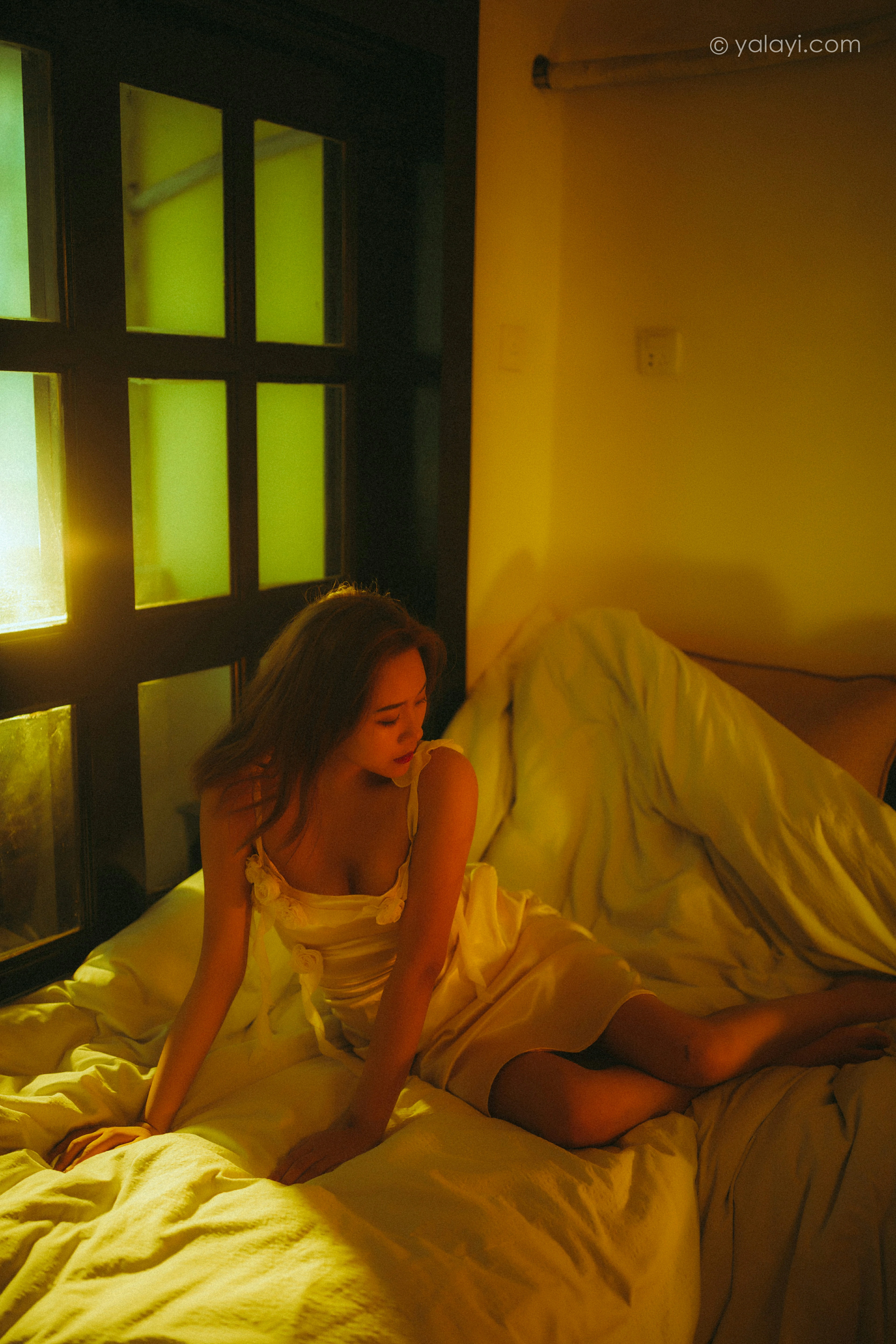[YALAYI雅拉伊]NO.785 暮光之吻 岳璐璐 白色吊带连衣裙加性感内衣私房写真集第7张