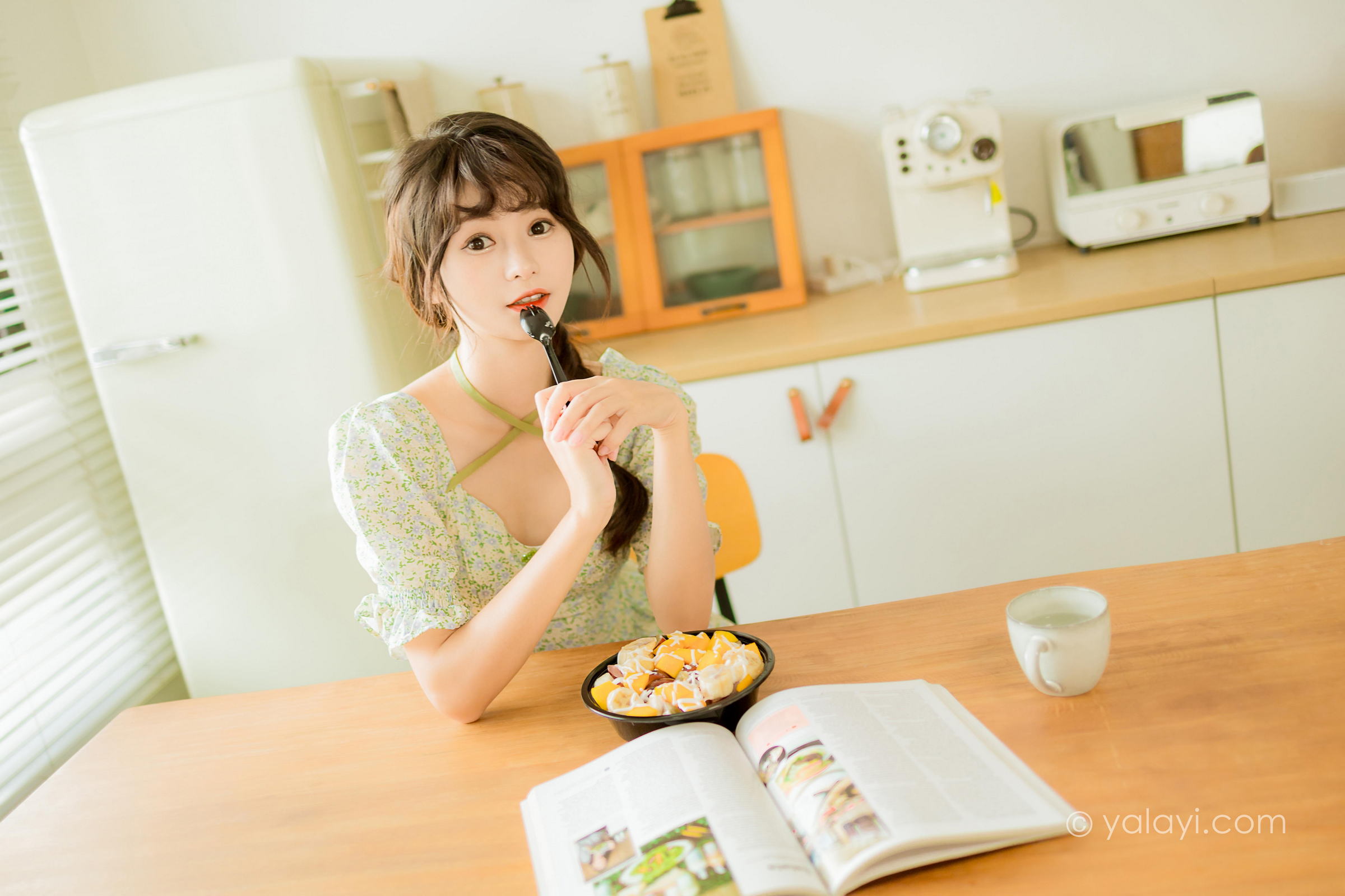 [YALAYI雅拉伊]2022.08.15 花之香 小亭 淡绿色连衣裙加肉丝美腿清纯写真集第6张