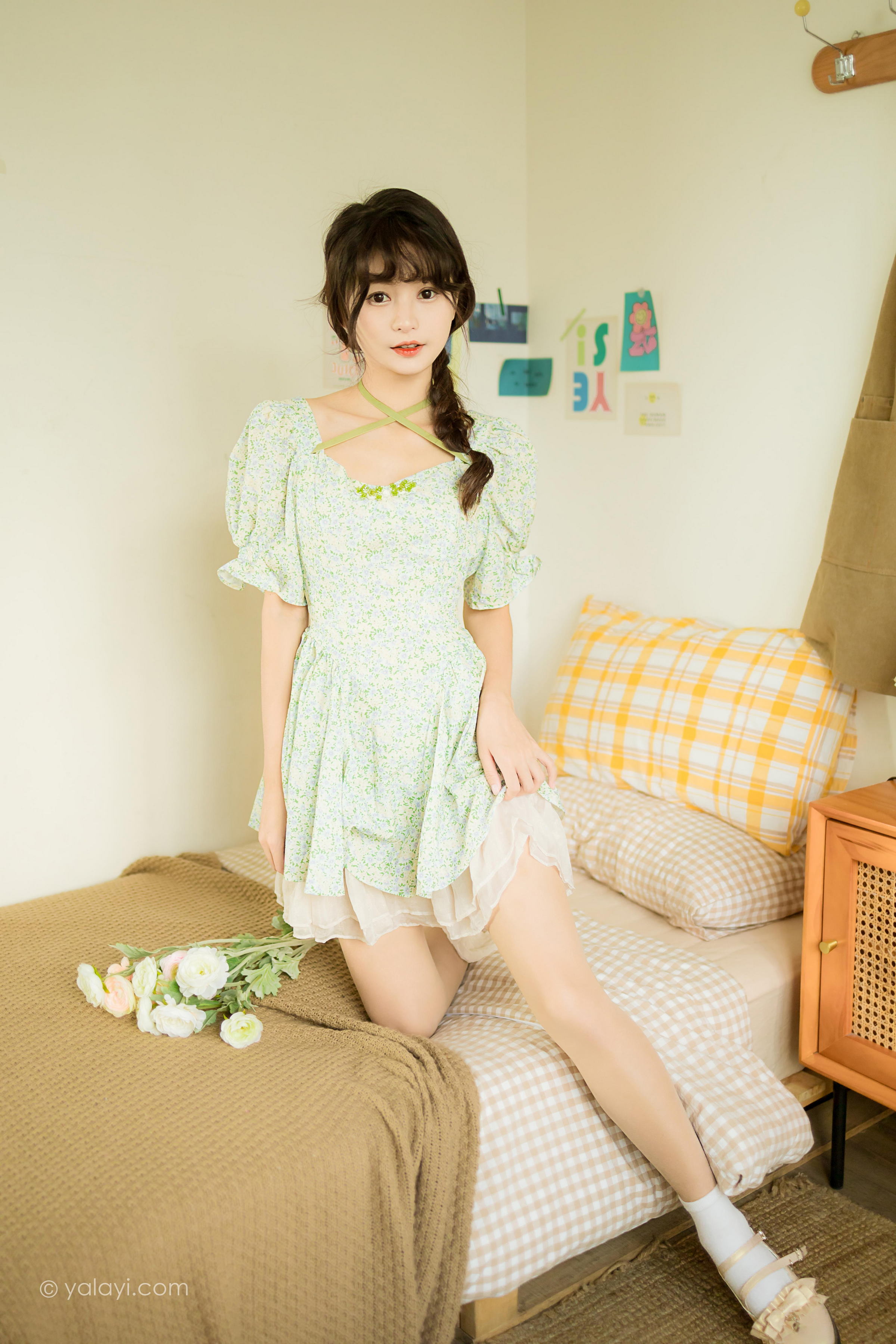 [YALAYI雅拉伊]2022.08.15 花之香 小亭 淡绿色连衣裙加肉丝美腿清纯写真集第3张