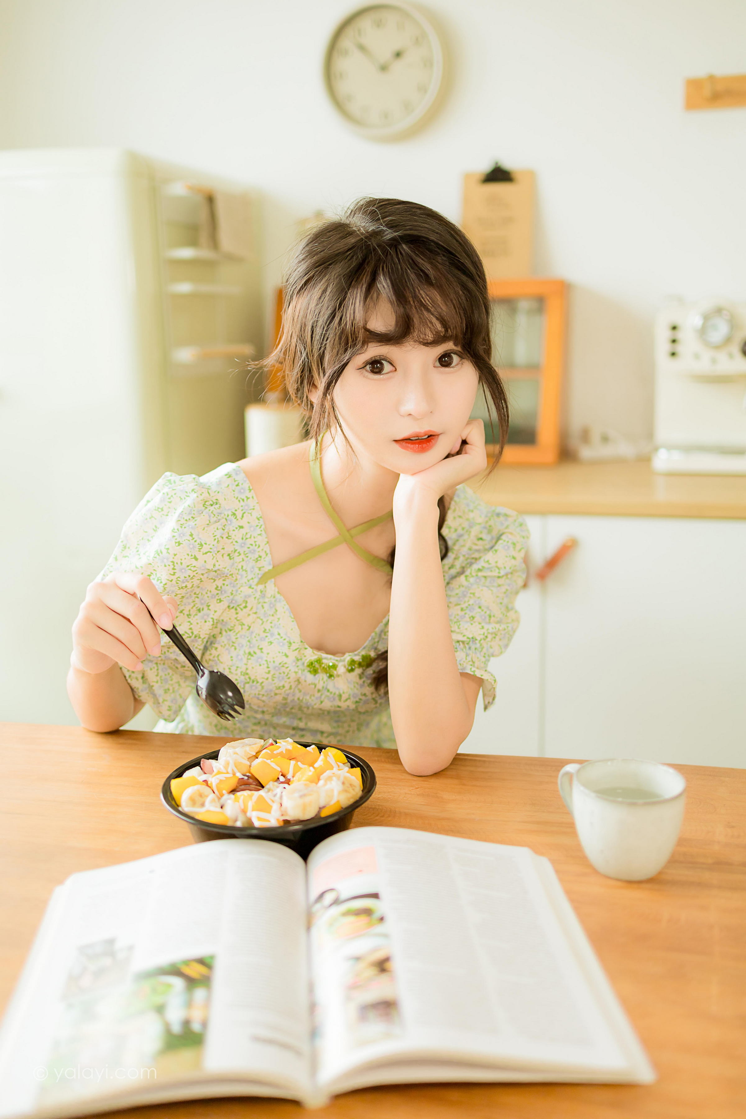 [YALAYI雅拉伊]2022.08.15 花之香 小亭 淡绿色连衣裙加肉丝美腿清纯写真集第7张