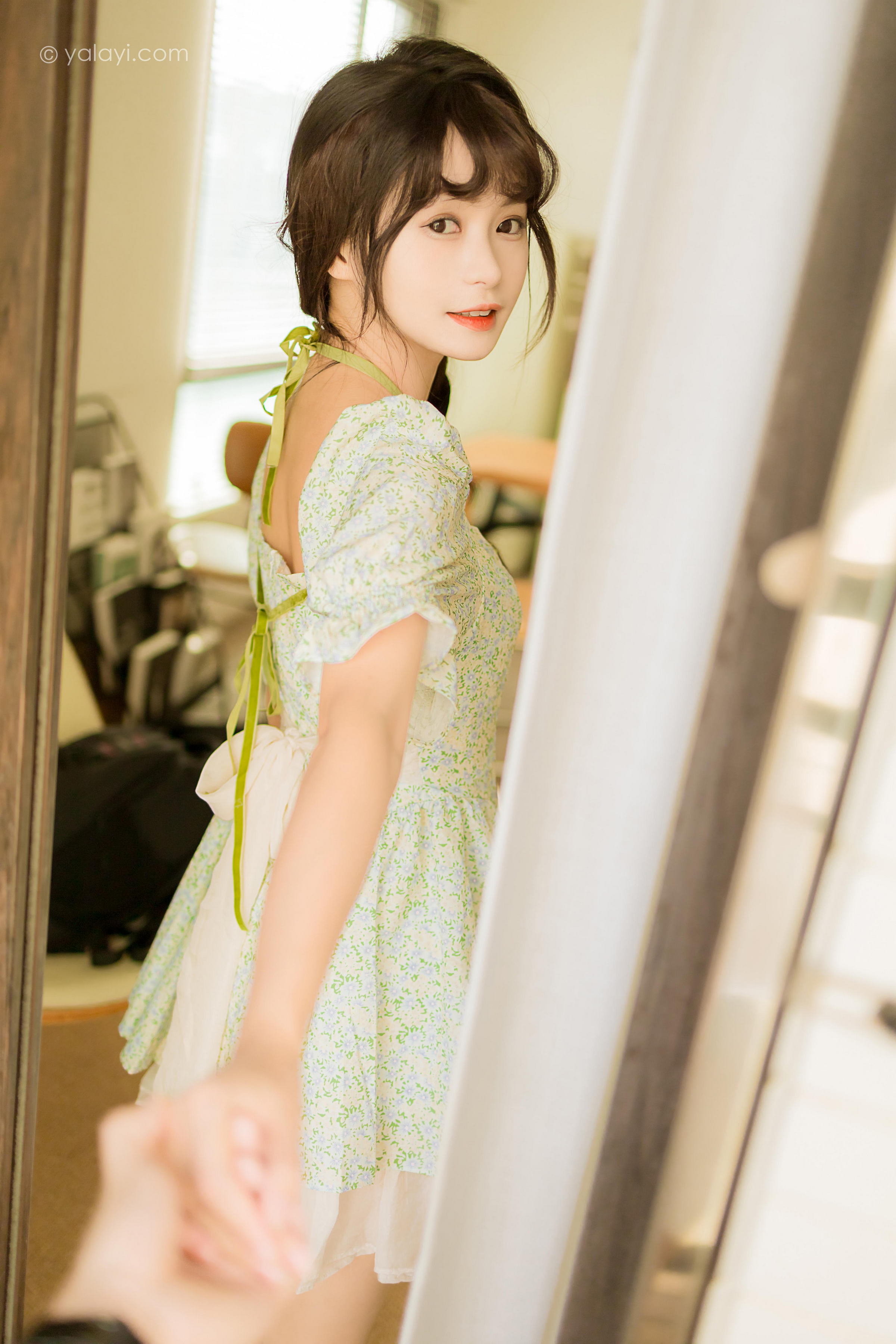 [YALAYI雅拉伊]2022.08.15 花之香 小亭 淡绿色连衣裙加肉丝美腿清纯写真集第12张