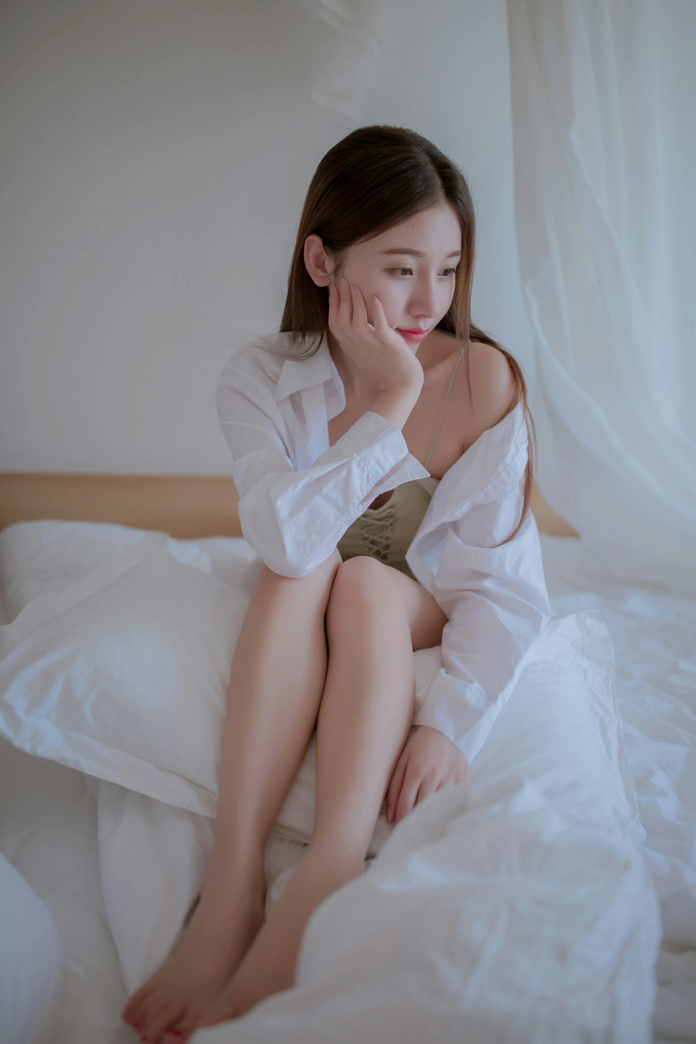 [YALAYI雅拉伊]NO.725 《空房》 秦语 白色衬衫居家性感写真集第3张