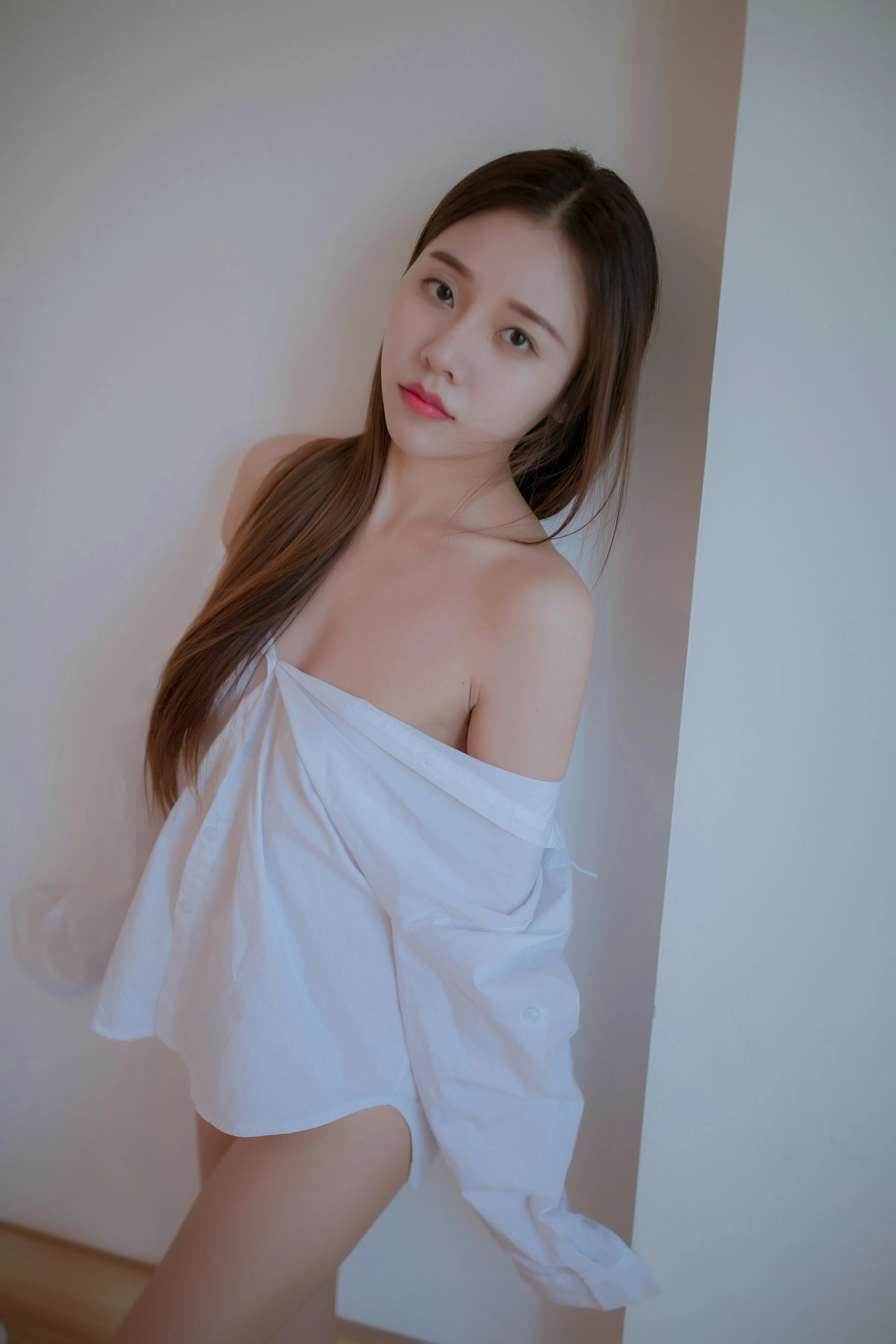 [YALAYI雅拉伊]NO.725 《空房》 秦语 白色衬衫居家性感写真集第10张