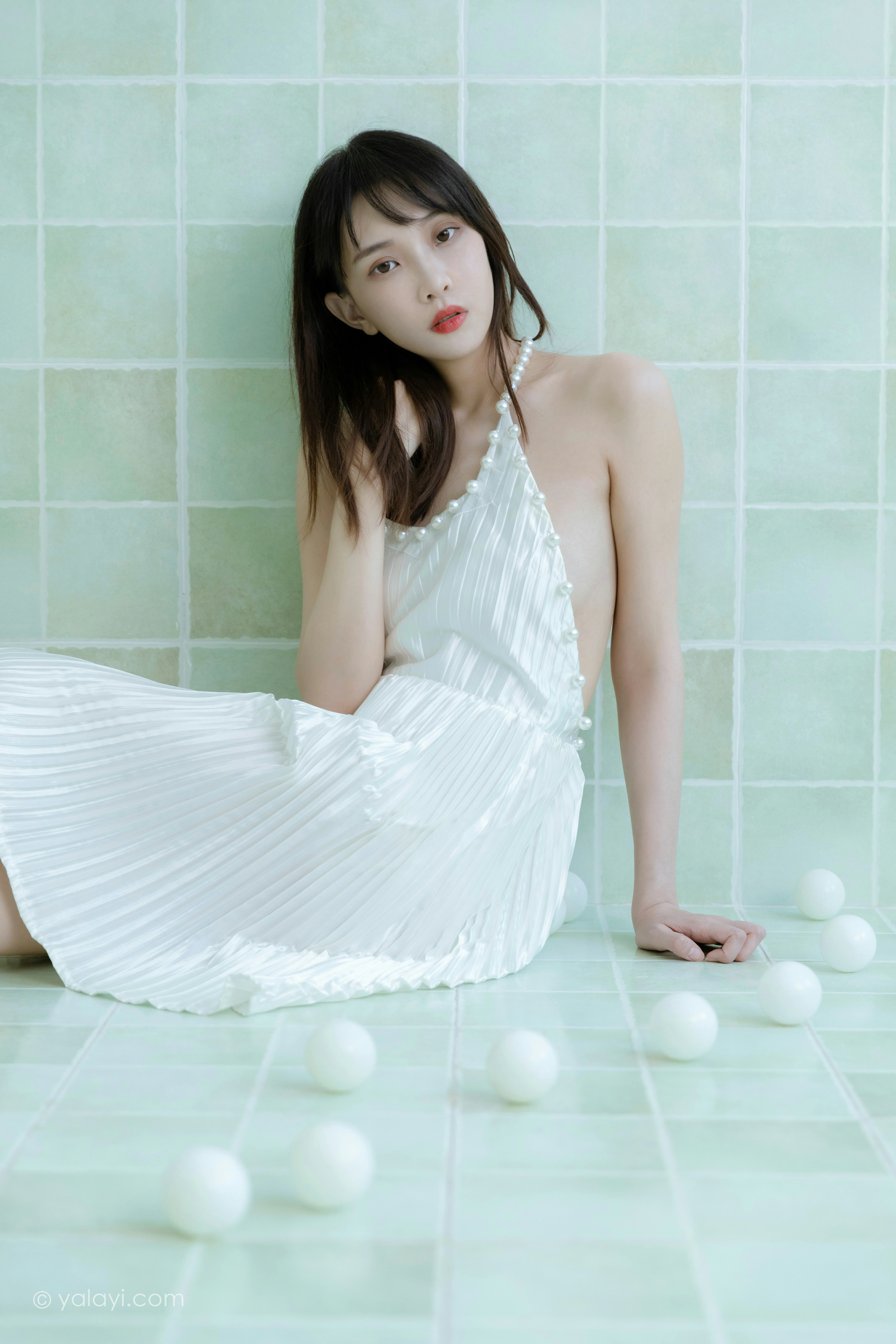 [YALAYI雅拉伊]NO.818 窗内窗外 妍妍 白色吊带裸背连衣裙性感写真集第1张