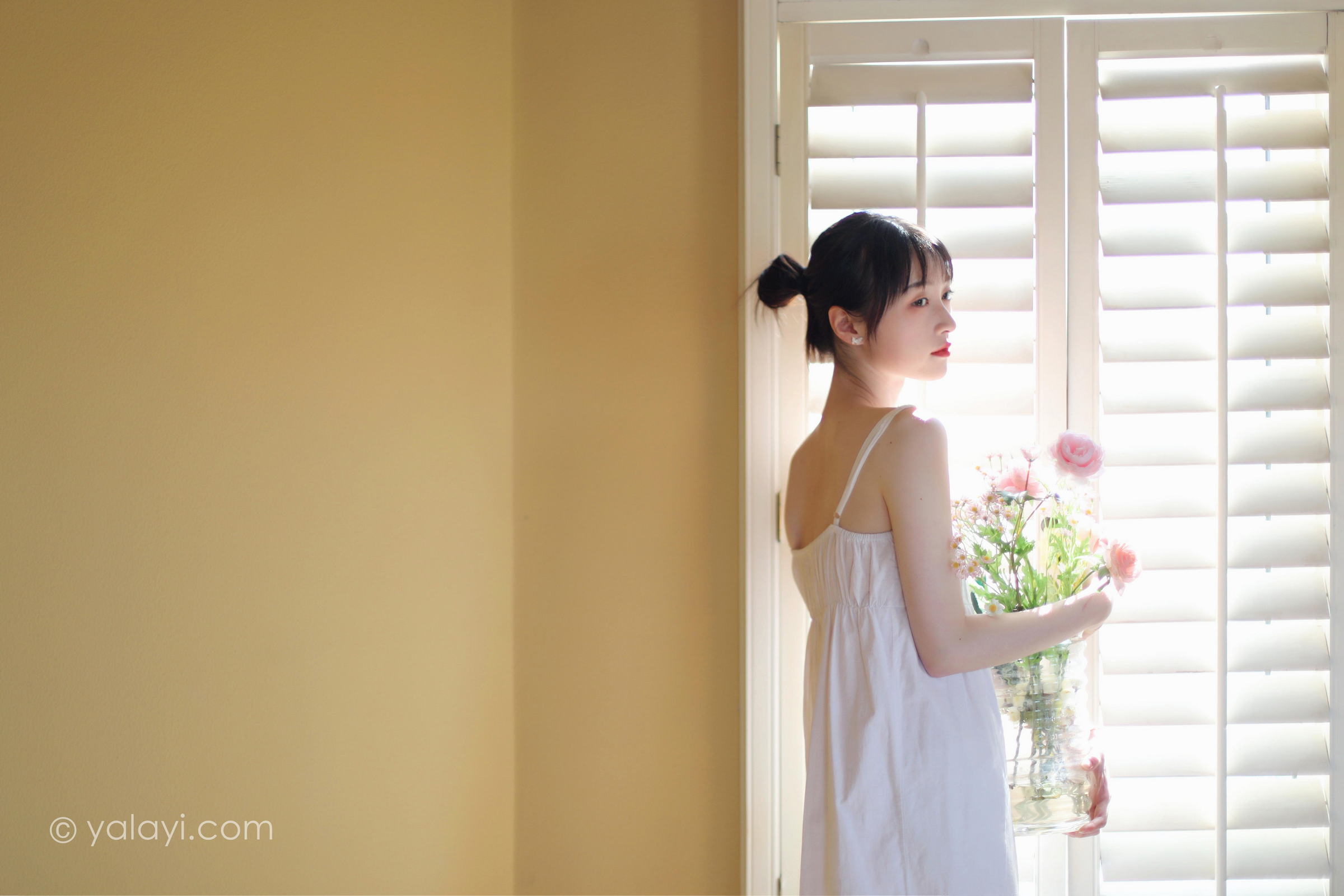 [YALAYI雅拉伊]2022.05.11 光影零乱 京京 白色吊带镂空连衣裙性感写真集第5张