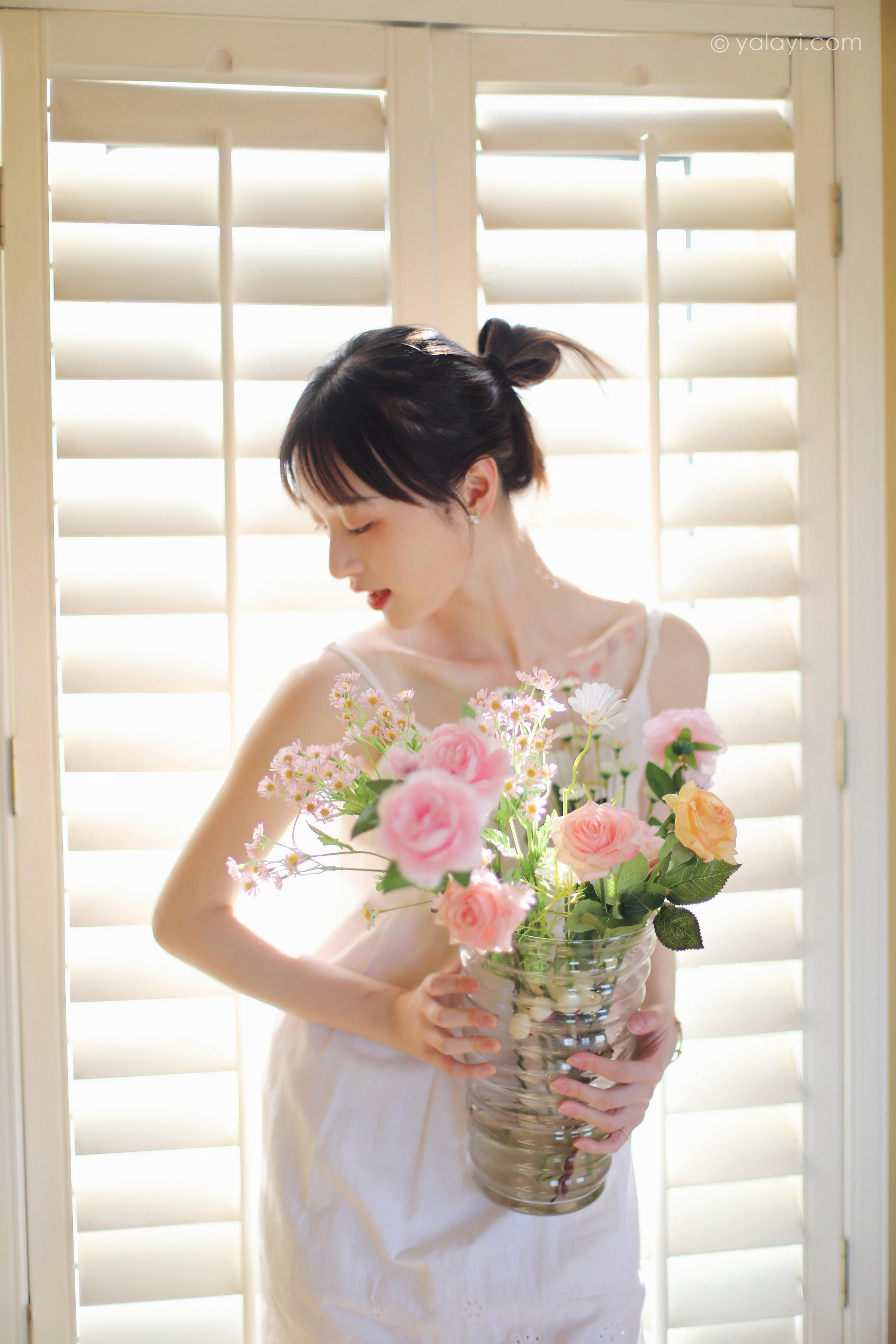 [YALAYI雅拉伊]2022.05.11 光影零乱 京京 白色吊带镂空连衣裙性感写真集第4张