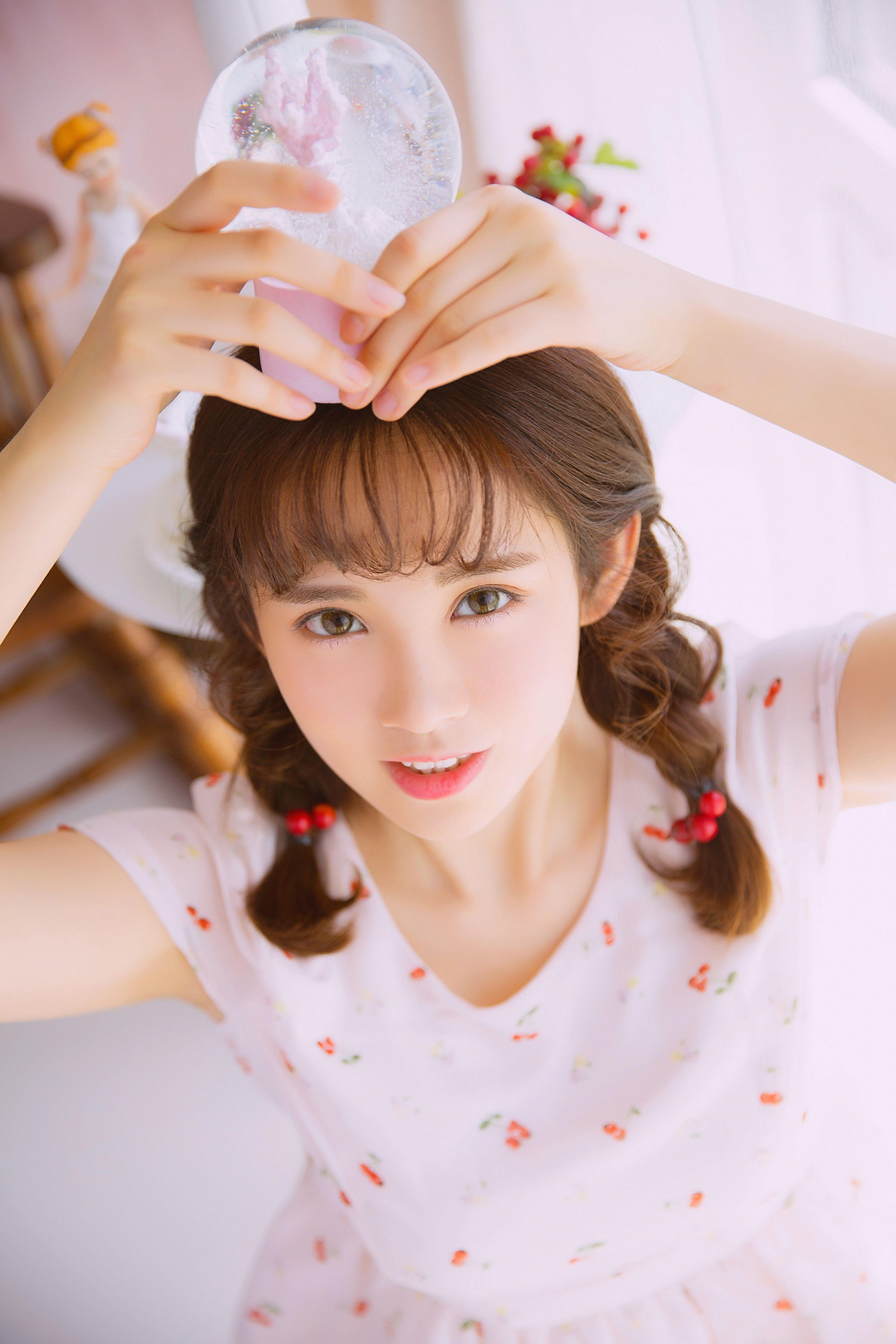 [YALAYI雅拉伊]2022.05.26 甜美少女 白色透视蕾丝连衣裙居家清纯写真集第3张