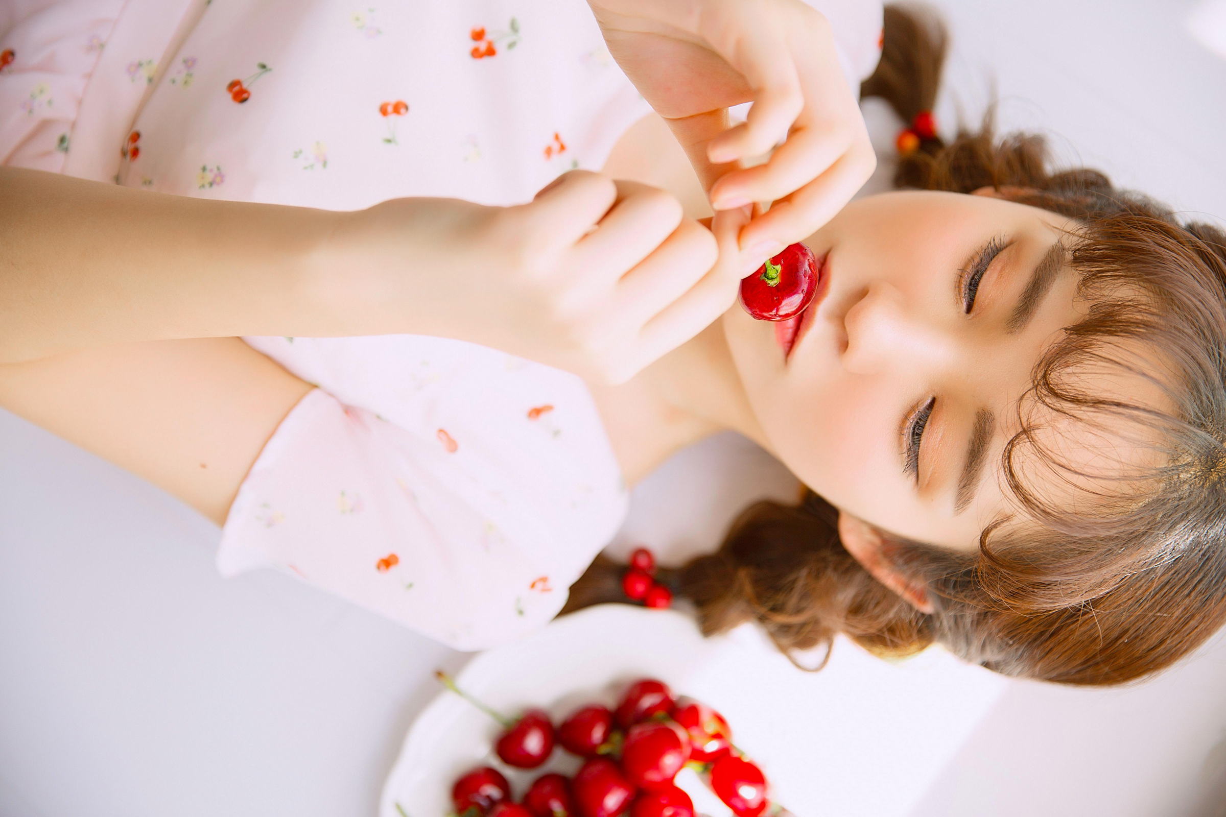 [YALAYI雅拉伊]2022.05.26 甜美少女 白色透视蕾丝连衣裙居家清纯写真集第7张