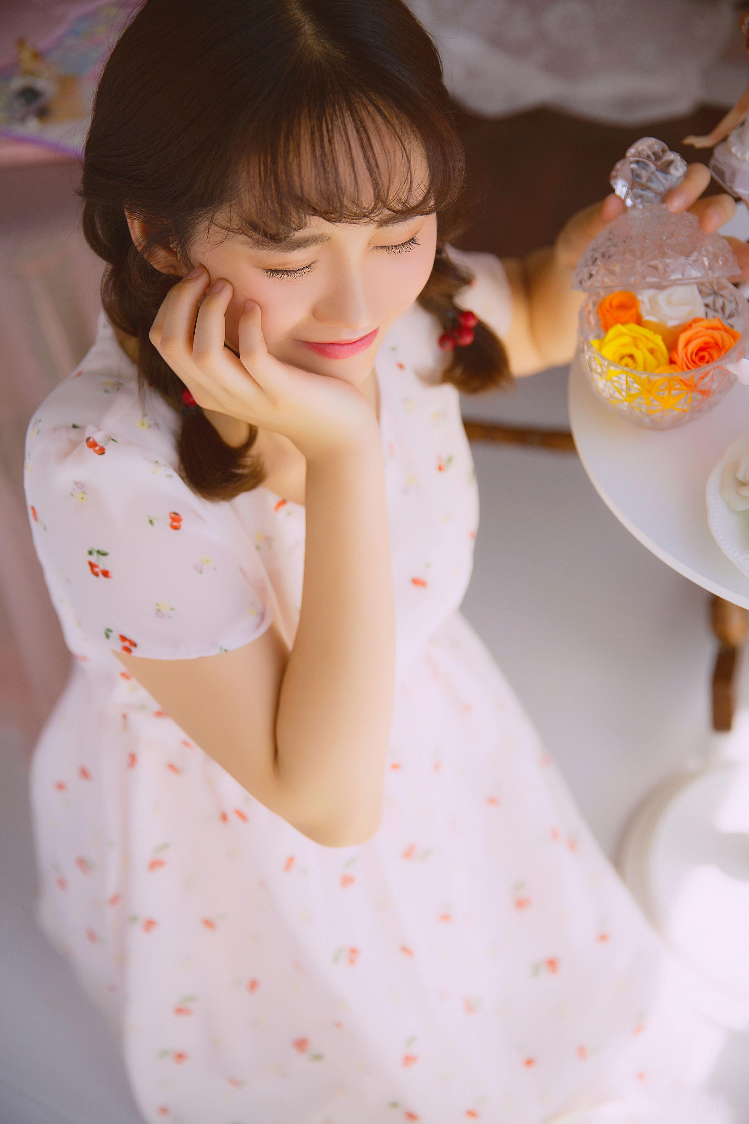 [YALAYI雅拉伊]2022.05.26 甜美少女 白色透视蕾丝连衣裙居家清纯写真集第4张