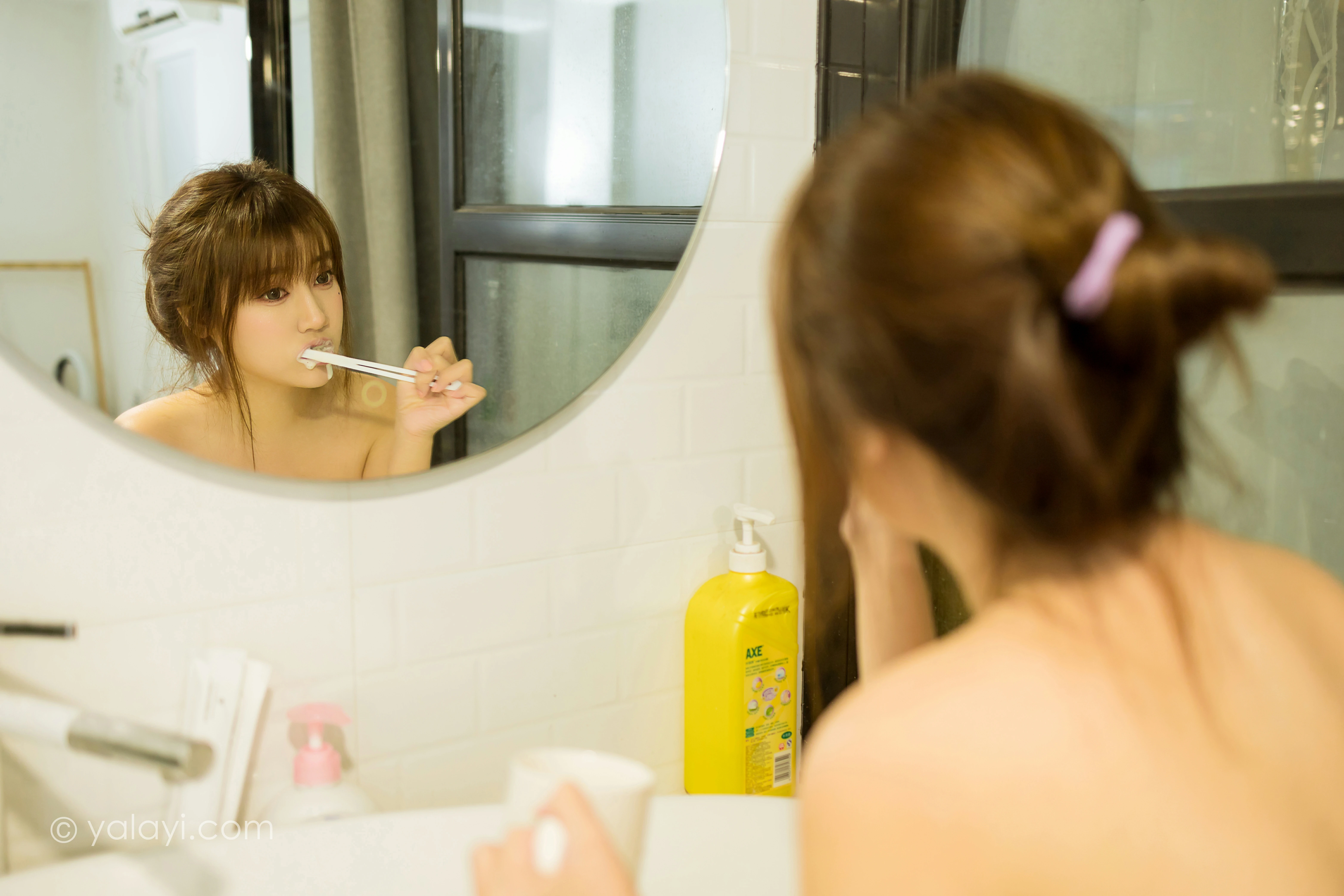 [YALAYI雅拉伊]NO.777 沐浴的快乐 虞艺 白色浴袍性感私房写真集第4张