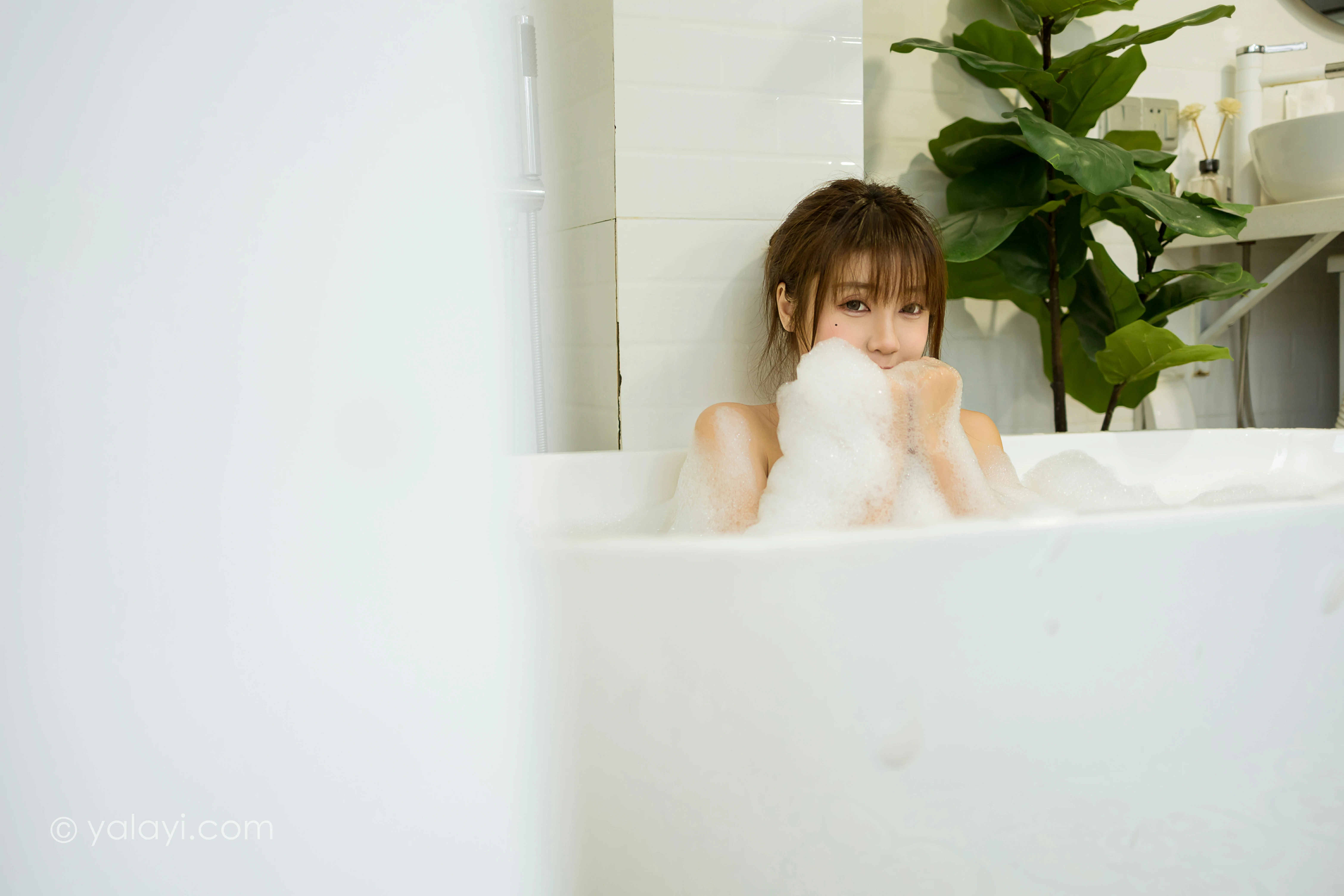 [YALAYI雅拉伊]NO.777 沐浴的快乐 虞艺 白色浴袍性感私房写真集第8张