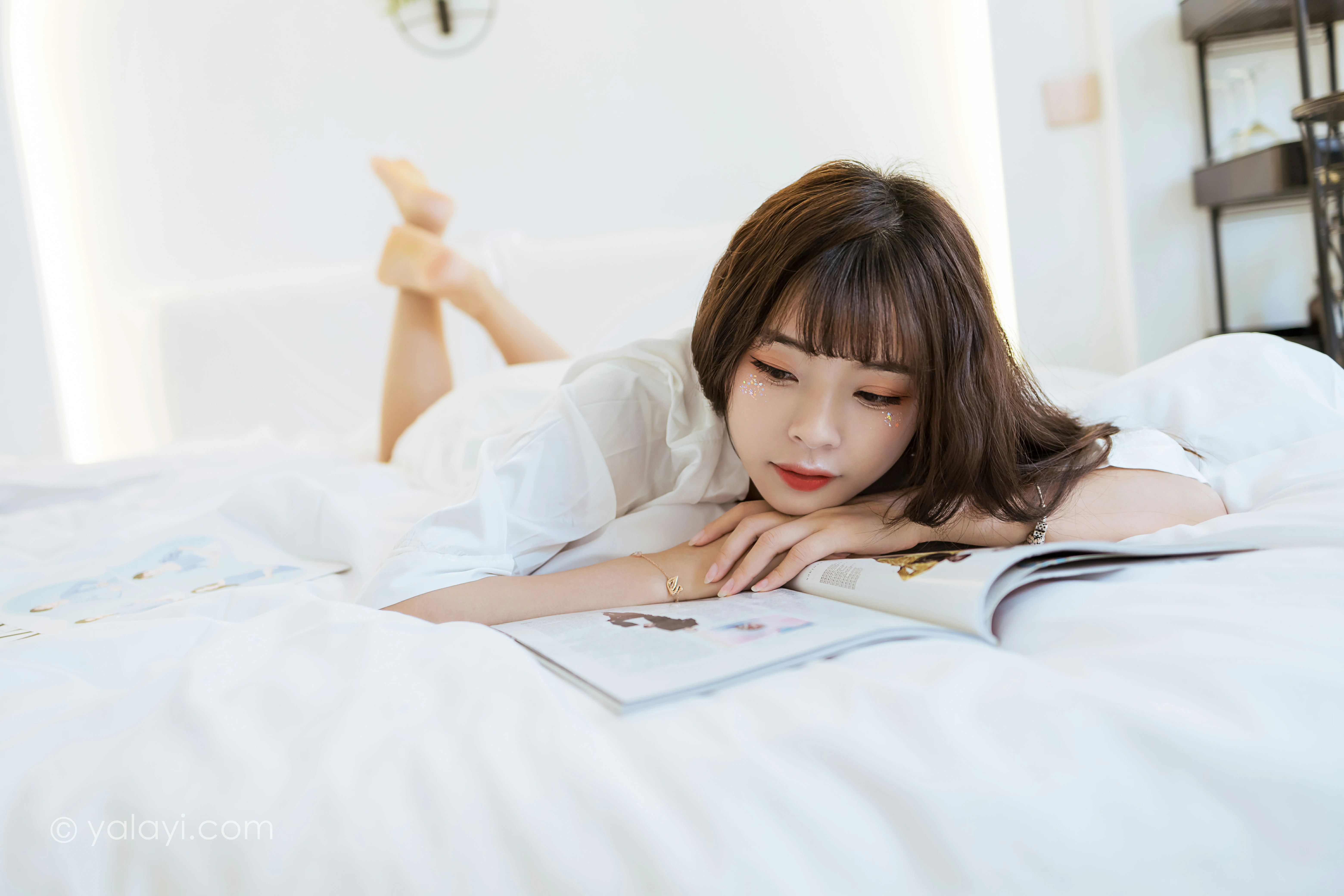 [YALAYI雅拉伊]NO.839 休闲的日子 程小蝶 白色睡衣加蕾丝内衣居家私房写真集第3张