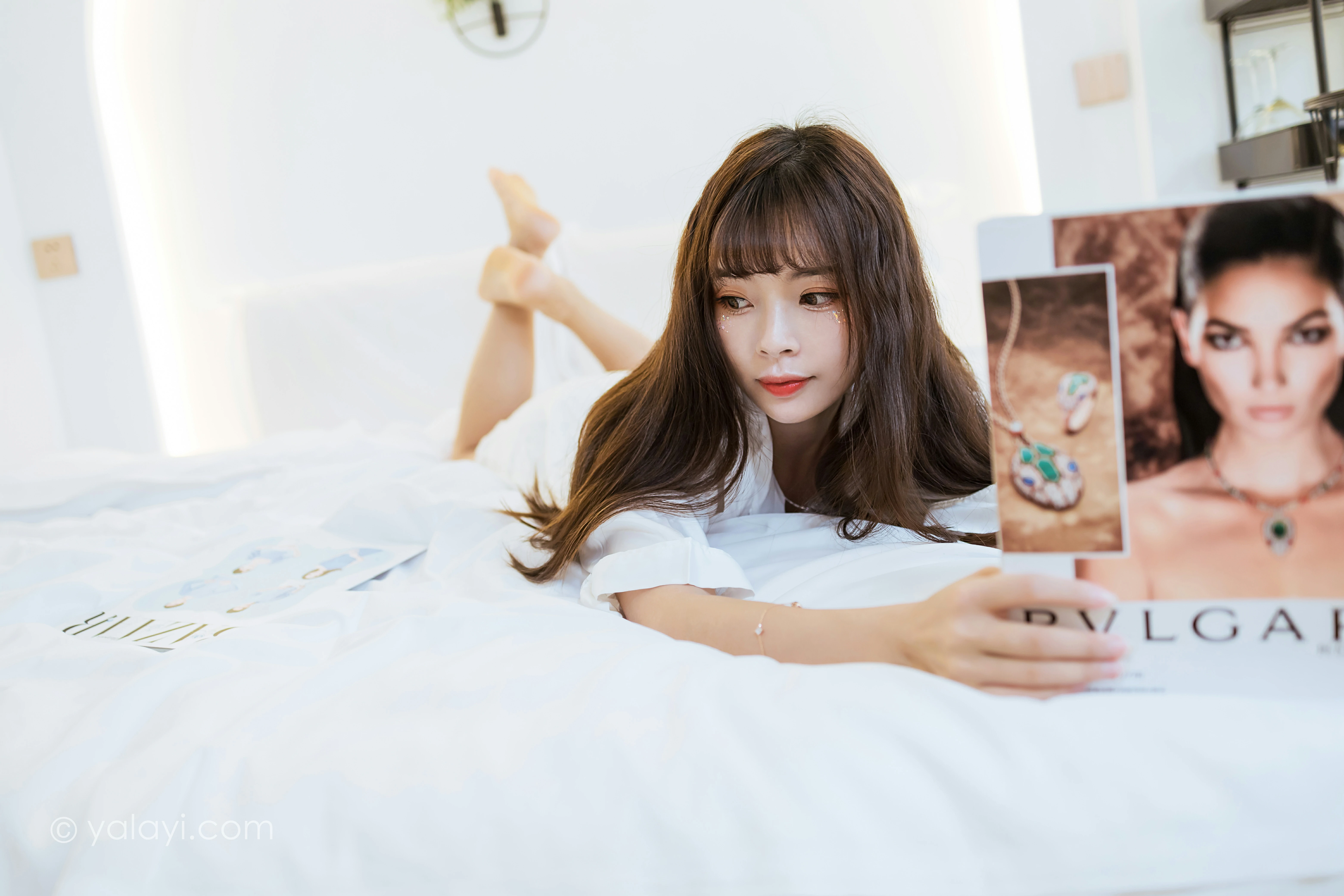 [YALAYI雅拉伊]NO.839 休闲的日子 程小蝶 白色睡衣加蕾丝内衣居家私房写真集第4张