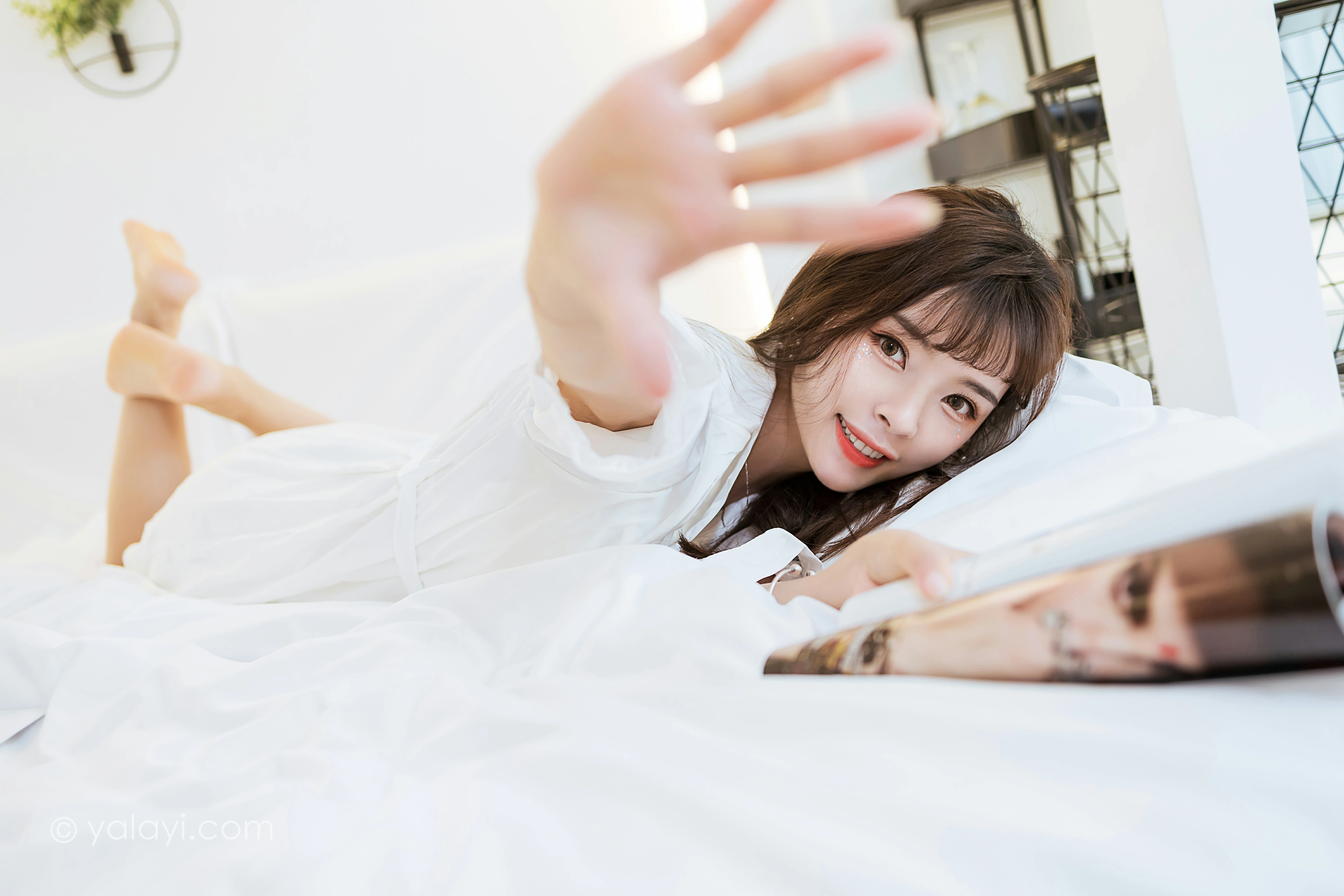 [YALAYI雅拉伊]NO.839 休闲的日子 程小蝶 白色睡衣加蕾丝内衣居家私房写真集第5张