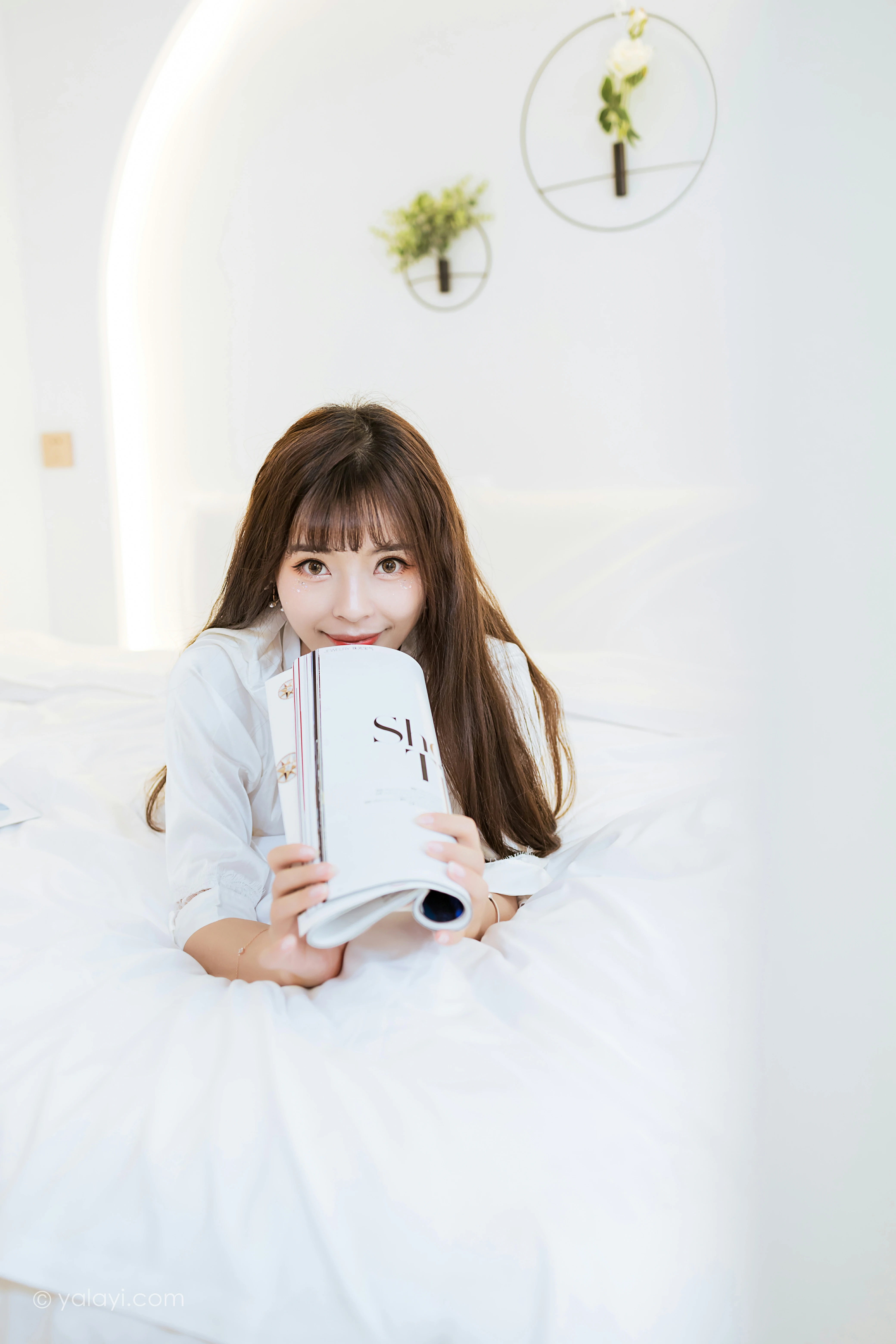 [YALAYI雅拉伊]NO.839 休闲的日子 程小蝶 白色睡衣加蕾丝内衣居家私房写真集第6张