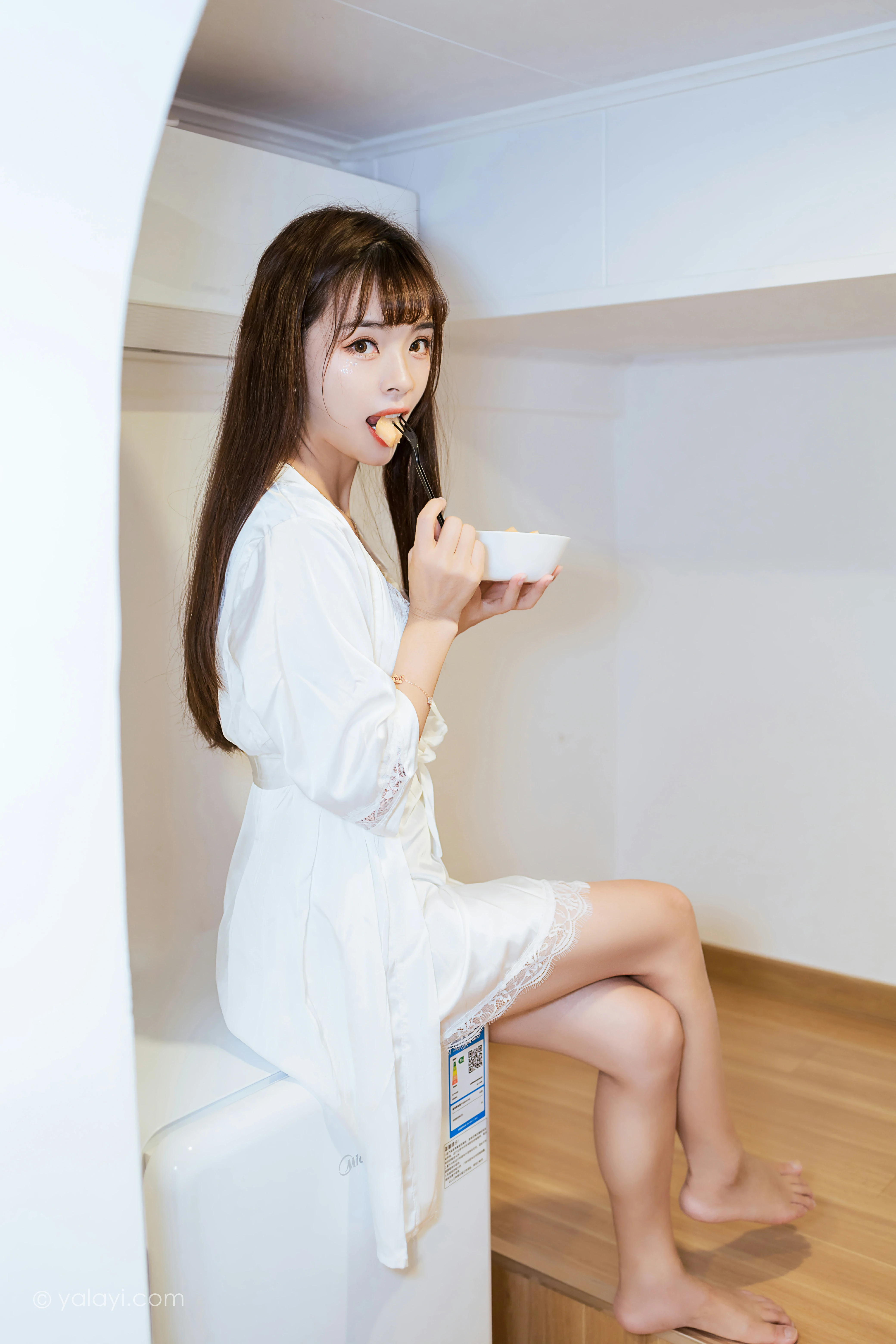 [YALAYI雅拉伊]NO.839 休闲的日子 程小蝶 白色睡衣加蕾丝内衣居家私房写真集第9张