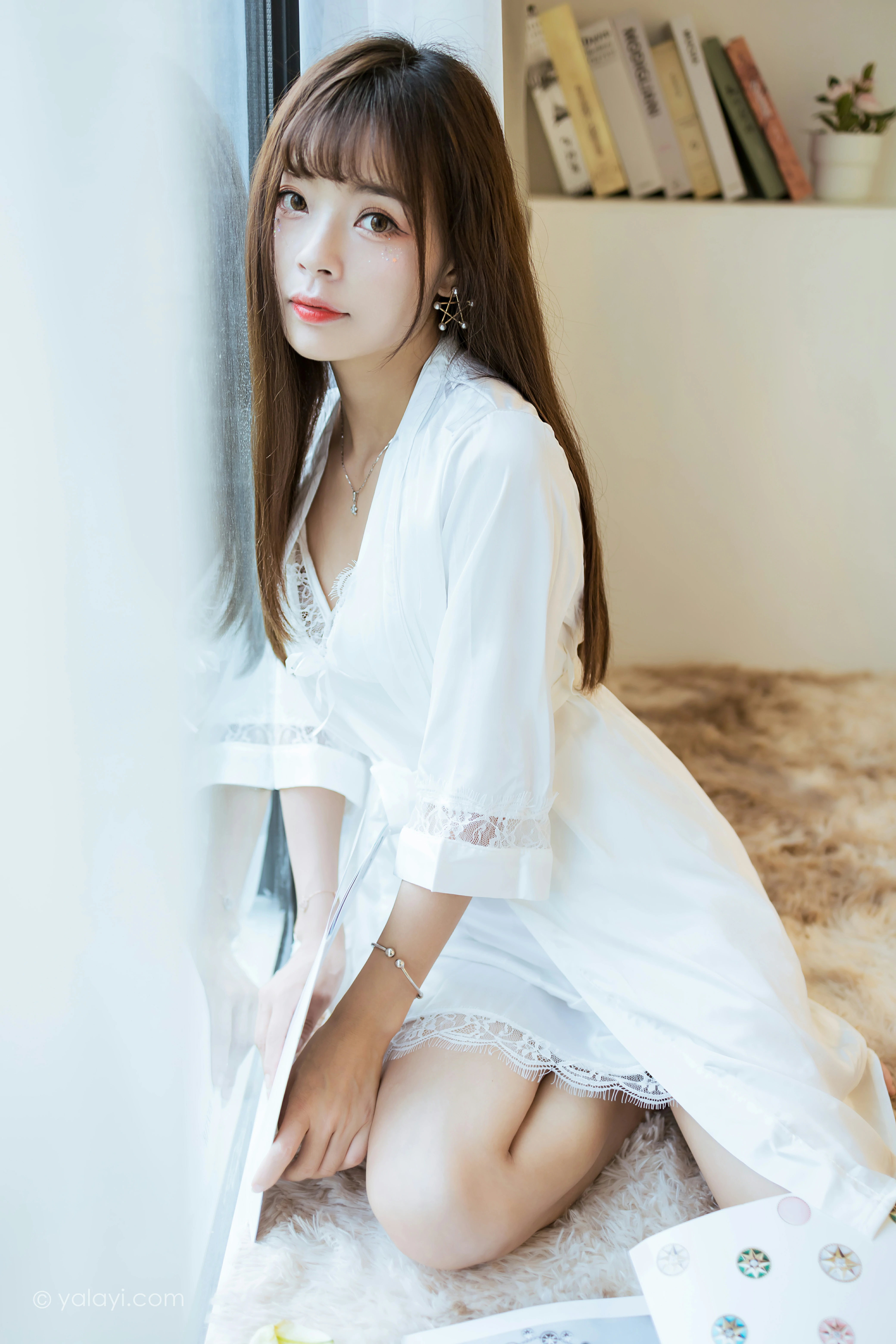 [YALAYI雅拉伊]NO.839 休闲的日子 程小蝶 白色睡衣加蕾丝内衣居家私房写真集第13张