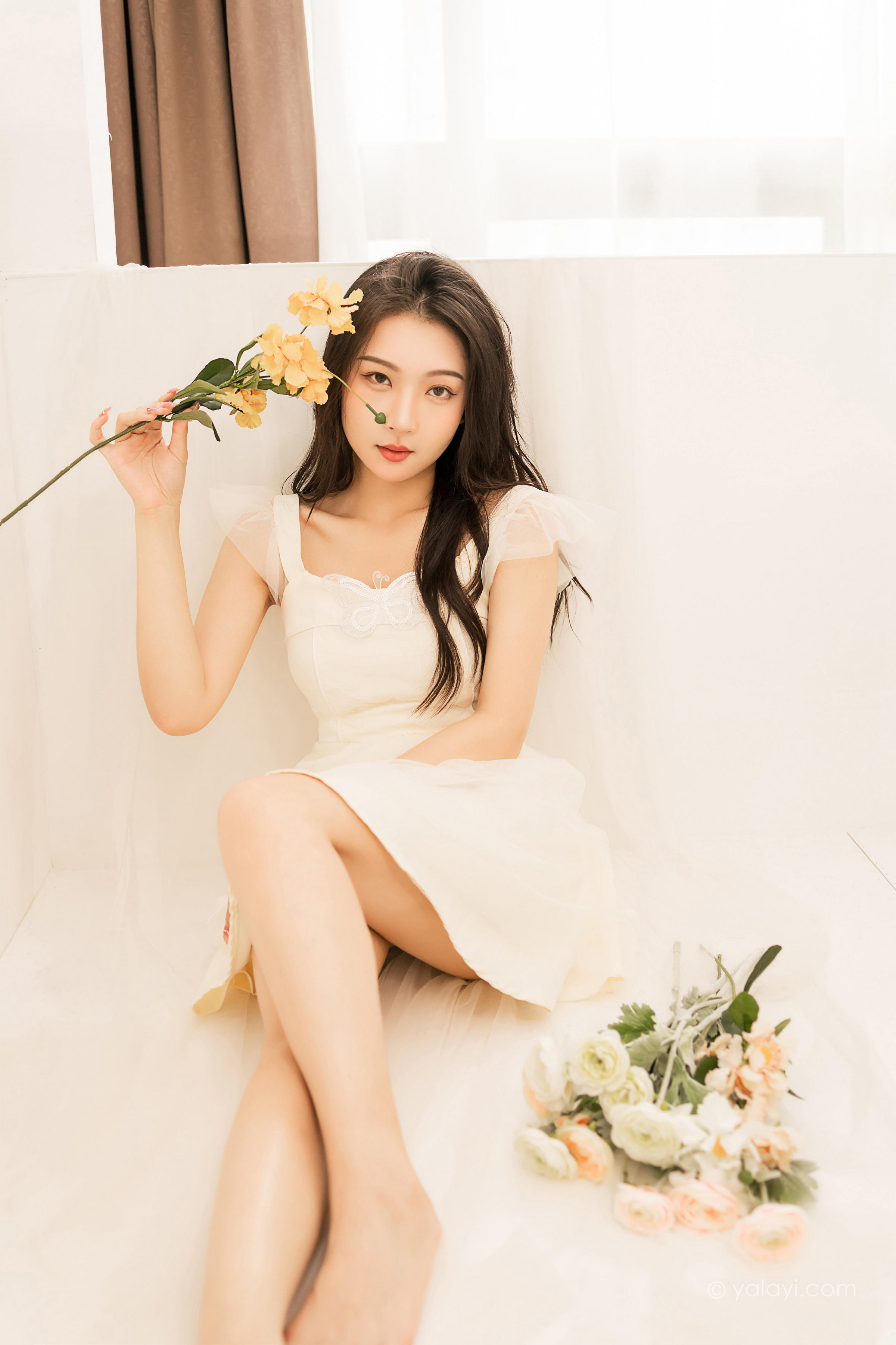 [YALAYI雅拉伊]2022.05.25 你别太迷人 徐小云 白色连衣裙居家清纯写真集第4张