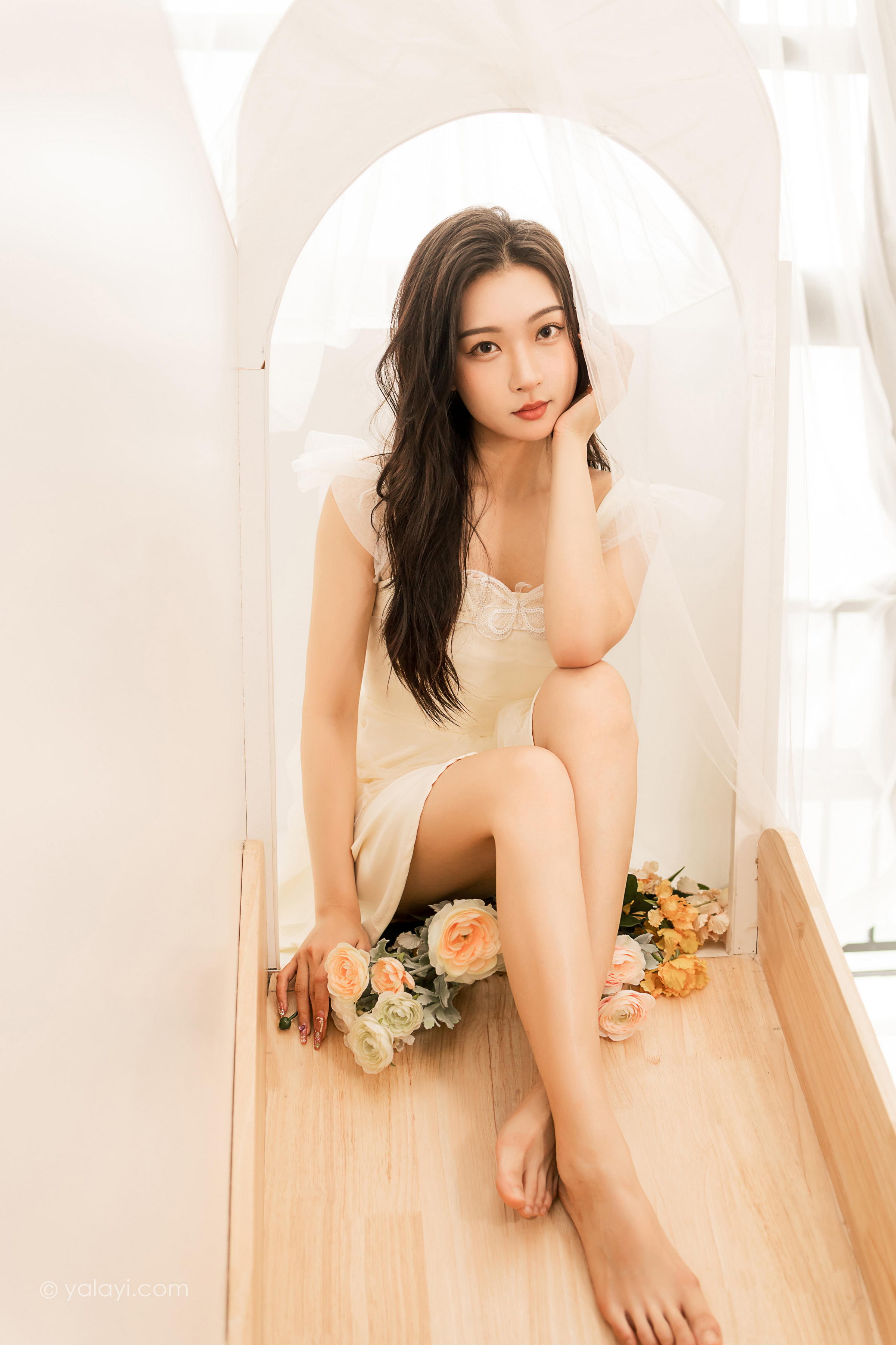 [YALAYI雅拉伊]2022.05.25 你别太迷人 徐小云 白色连衣裙居家清纯写真集第8张