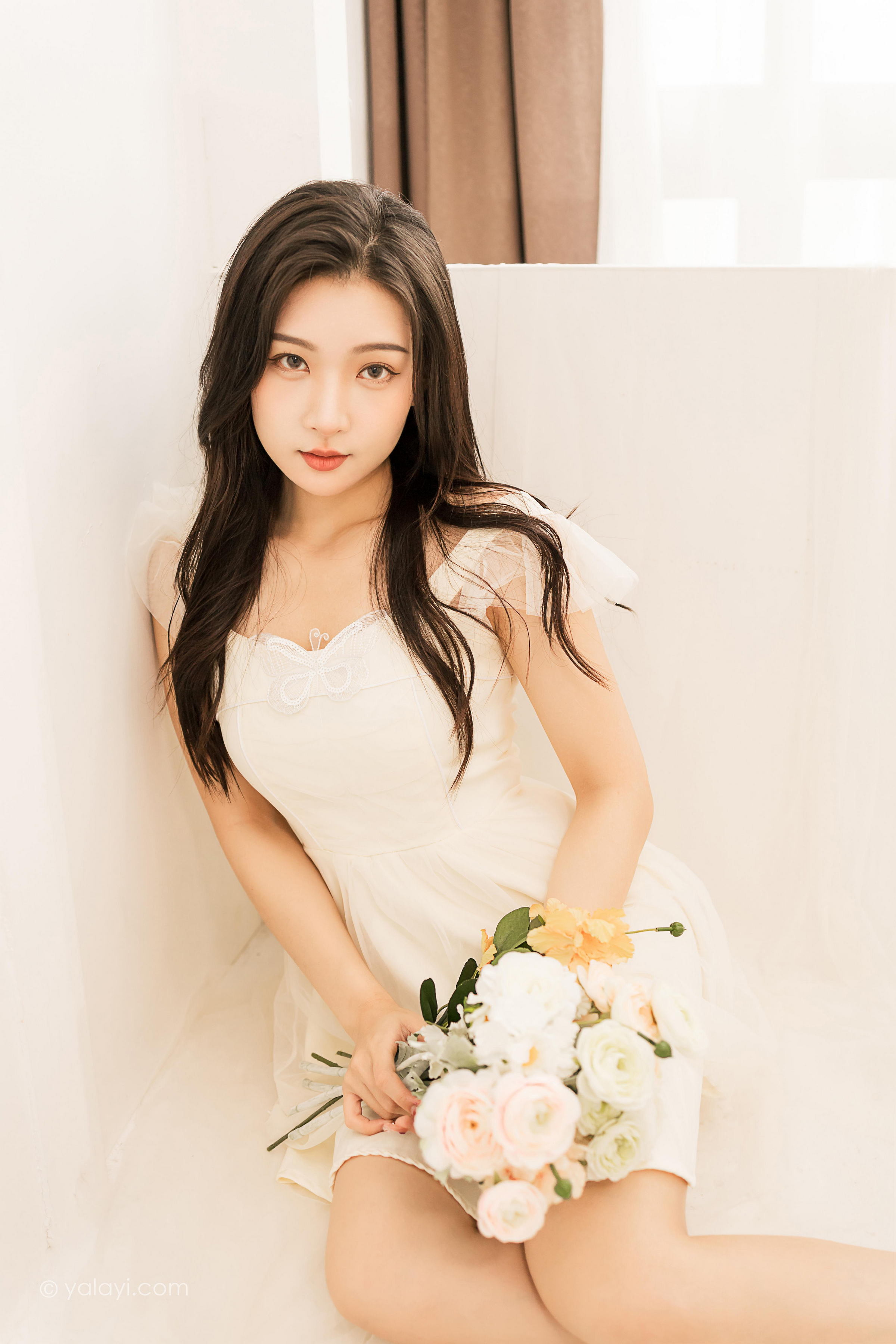 [YALAYI雅拉伊]2022.05.25 你别太迷人 徐小云 白色连衣裙居家清纯写真集第2张