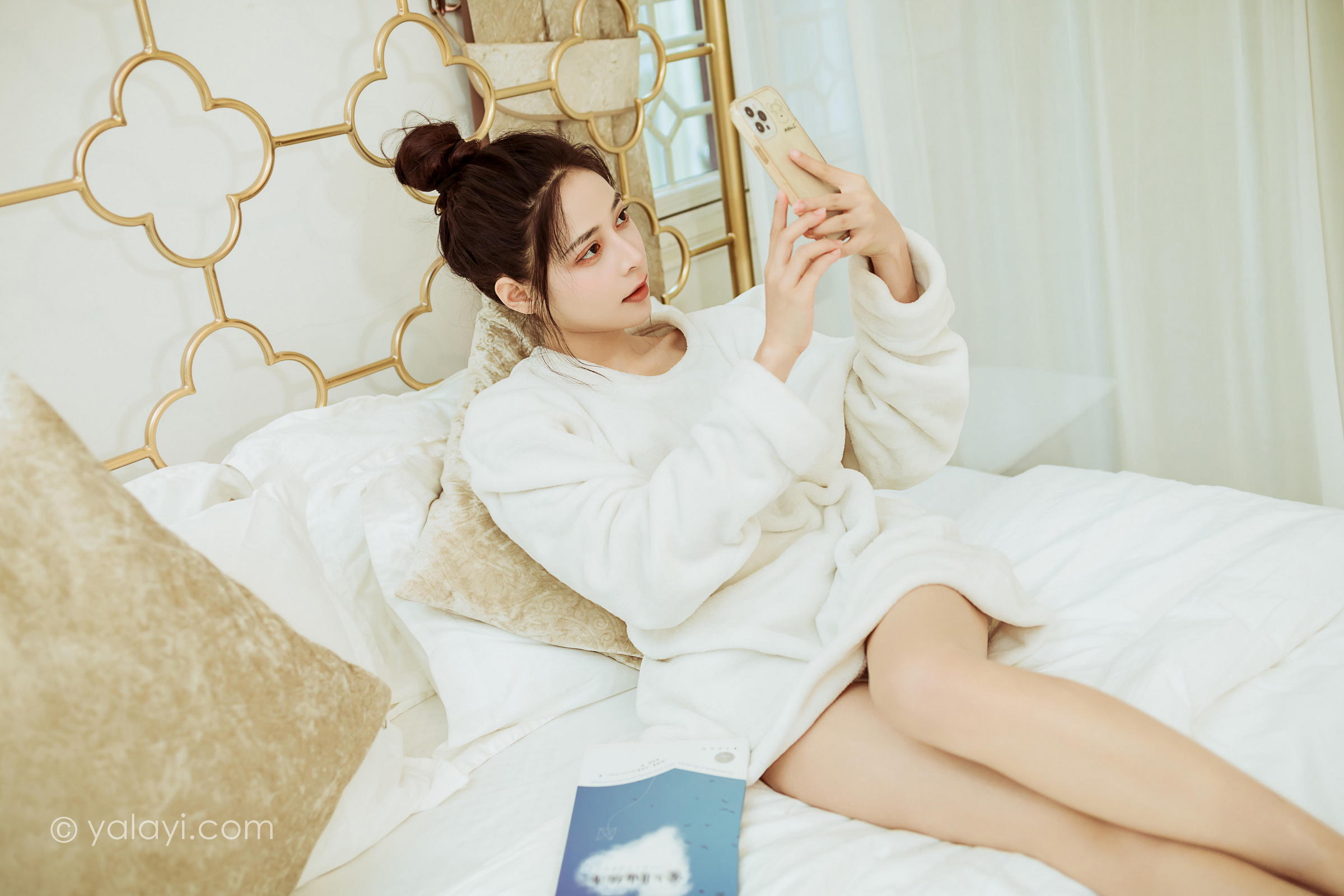 [YALAYI雅拉伊]2022.03.02 恋爱日常 诗咏 白色连身毛衣居家清纯写真集第8张
