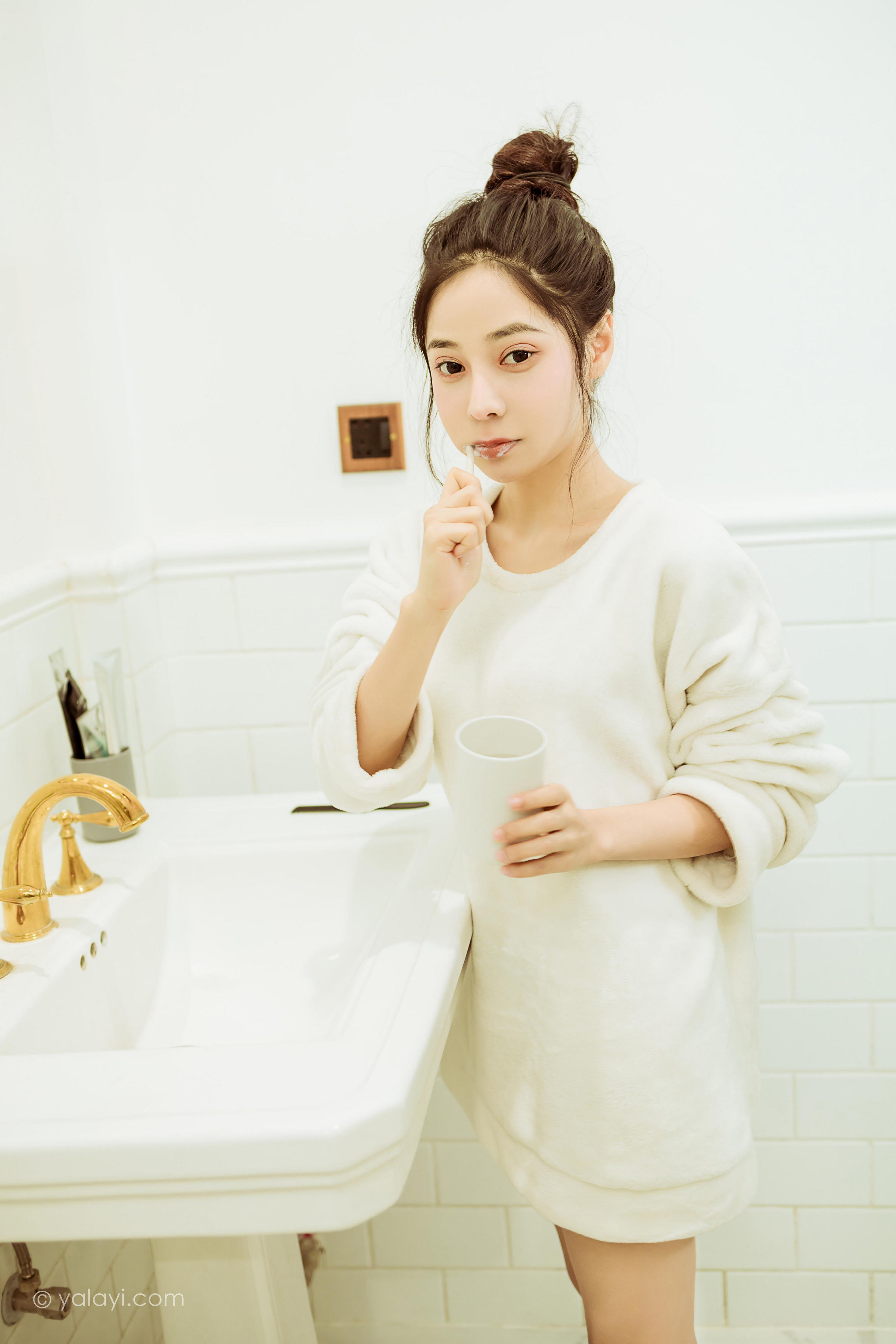 [YALAYI雅拉伊]2022.03.02 恋爱日常 诗咏 白色连身毛衣居家清纯写真集第10张