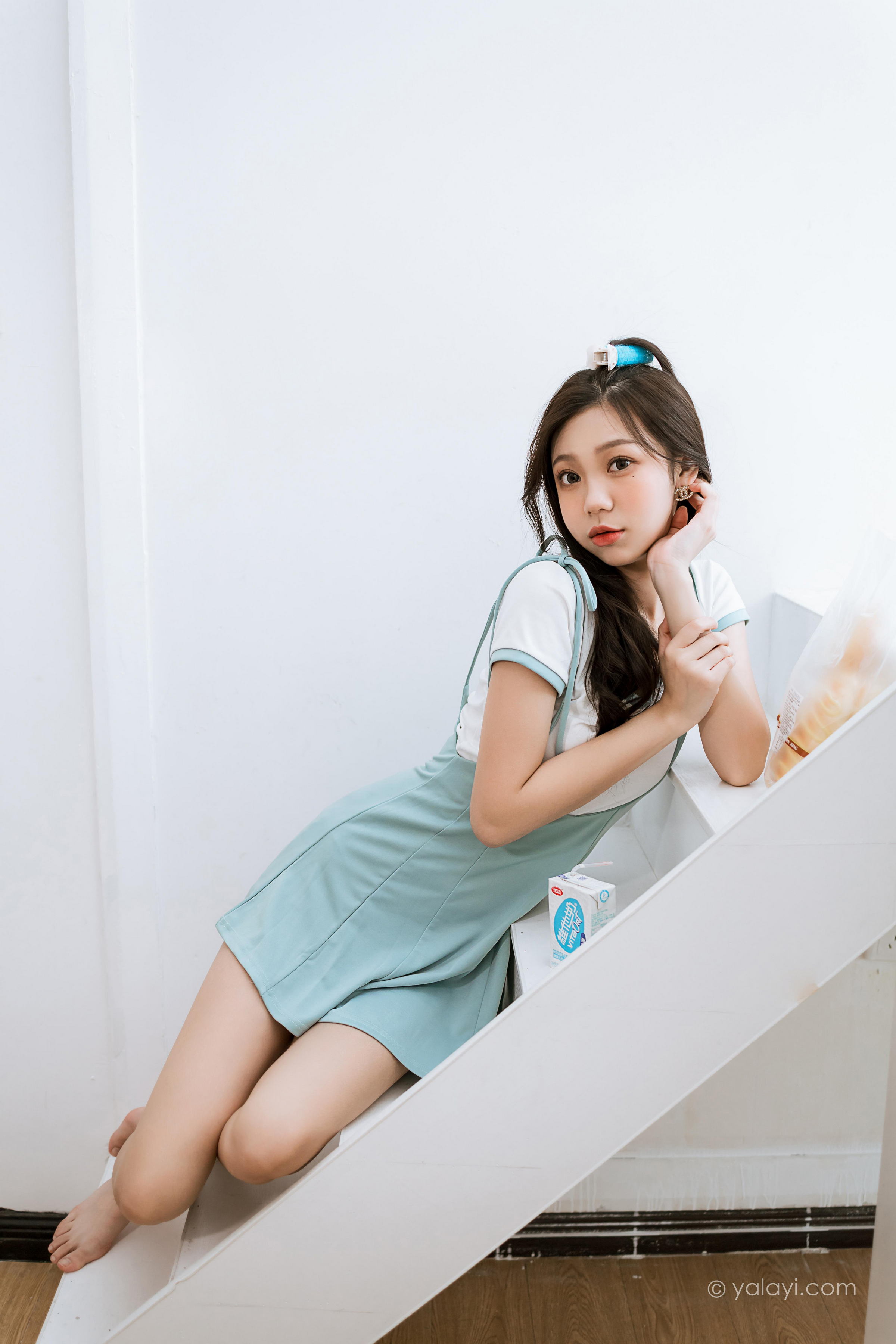 [YALAYI雅拉伊]2022.05.31 天使的微笑 梓瑶 白色短袖加背带短裙居家清纯写真集第2张