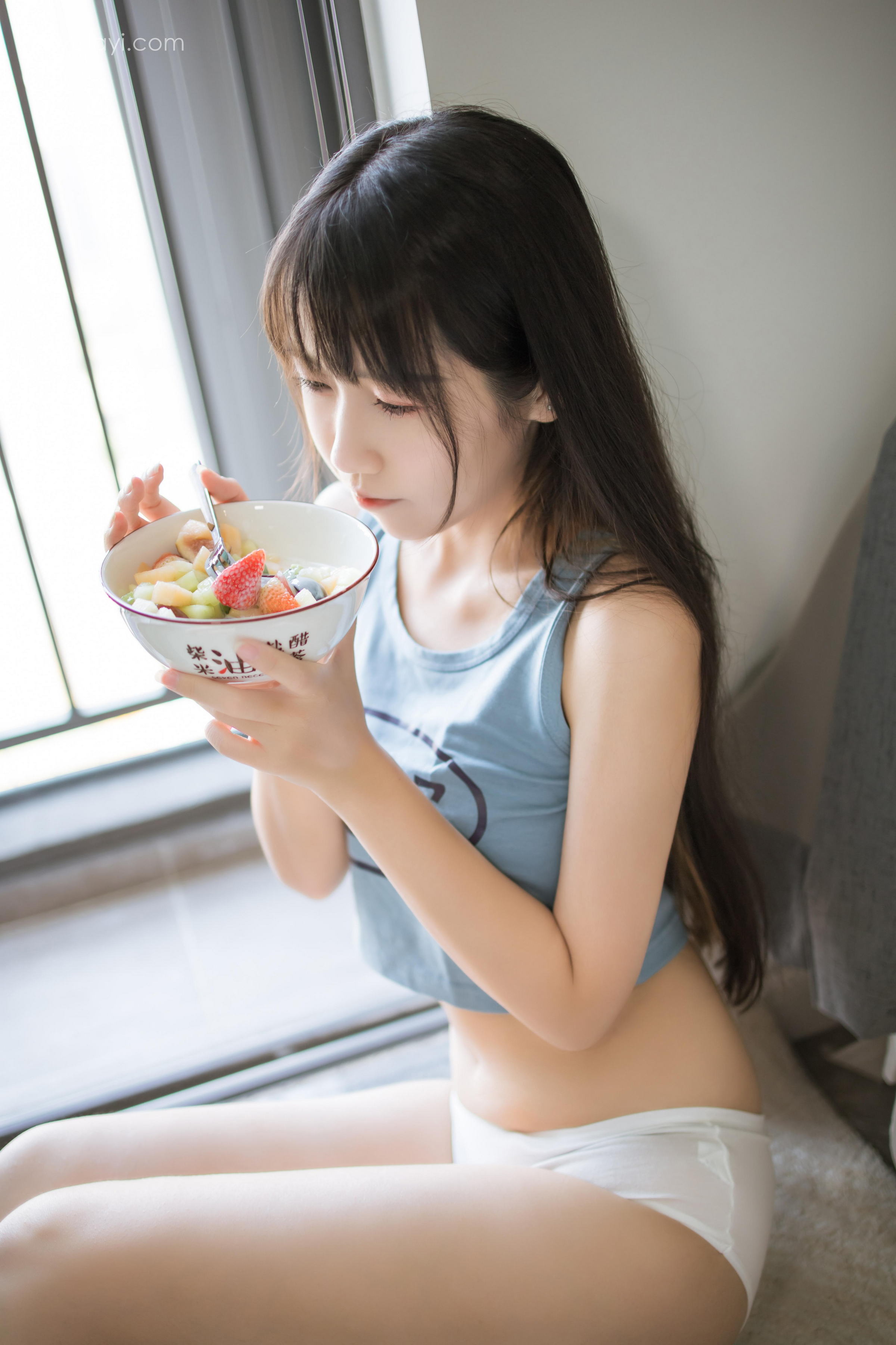 [YALAYI雅拉伊]2022.02.09 闲居在家 弈思 灰色小背心加白色绵袜居家清纯写真集第6张