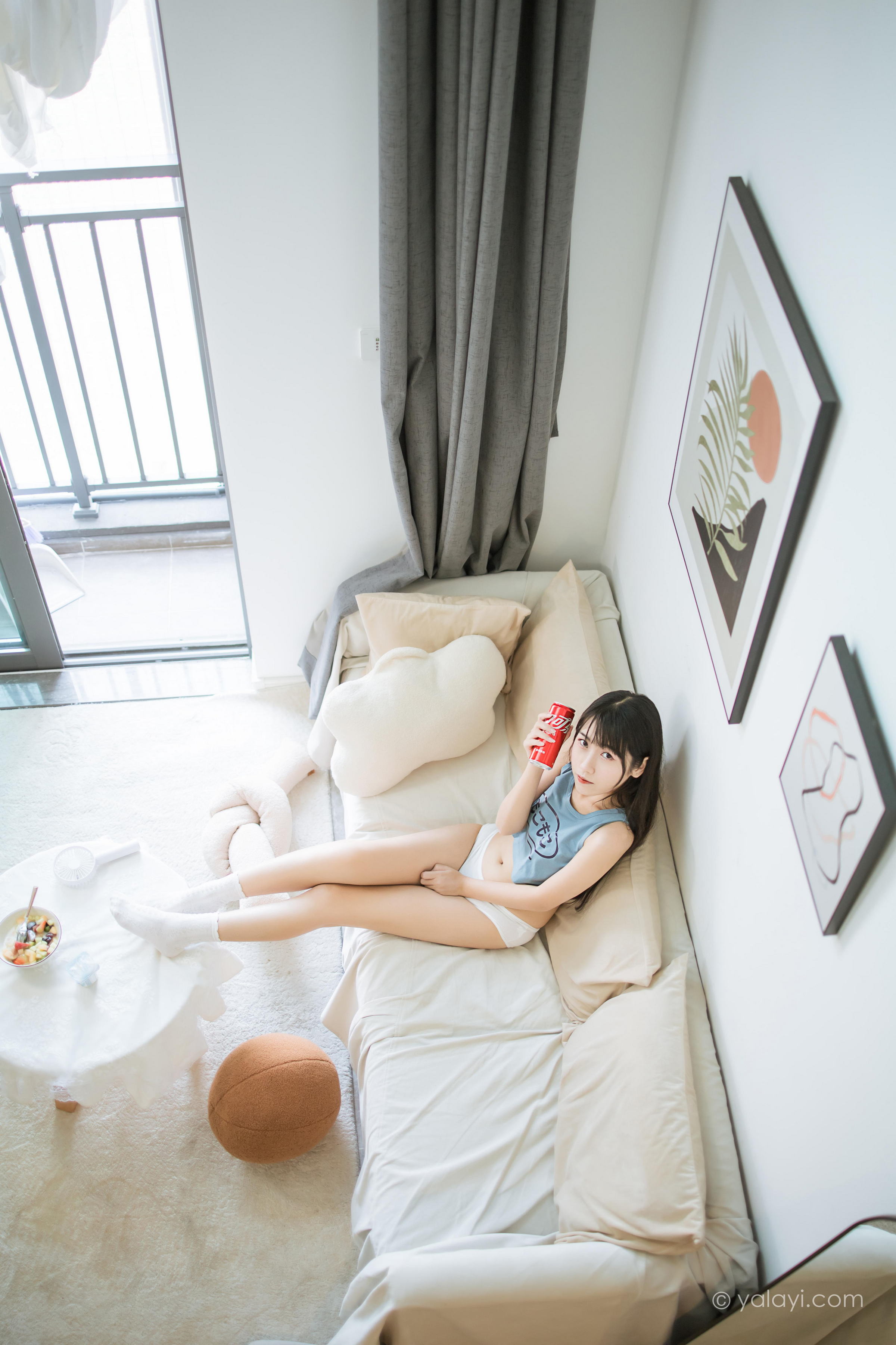[YALAYI雅拉伊]2022.02.09 闲居在家 弈思 灰色小背心加白色绵袜居家清纯写真集第9张