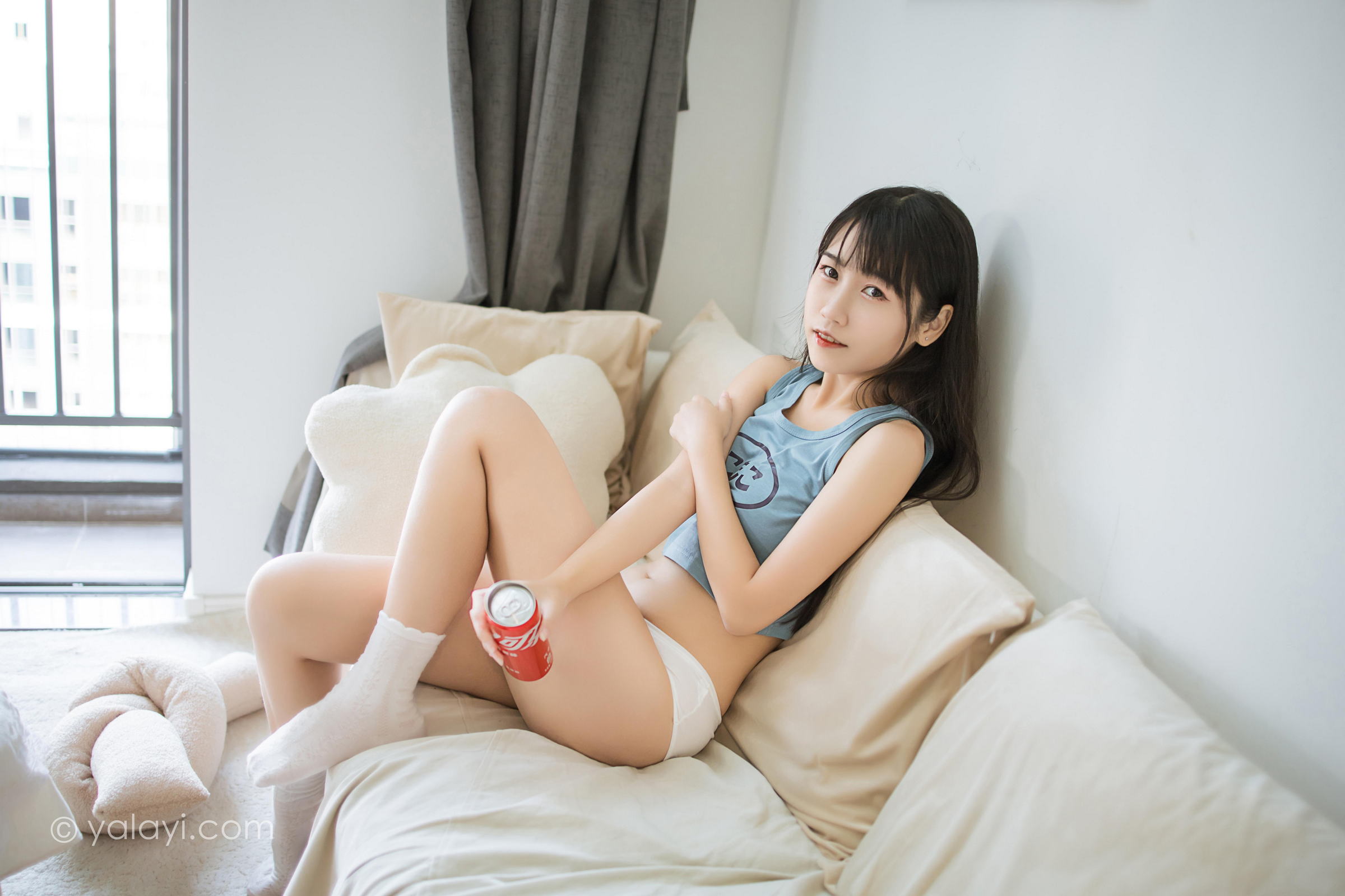 [YALAYI雅拉伊]2022.02.09 闲居在家 弈思 灰色小背心加白色绵袜居家清纯写真集第8张