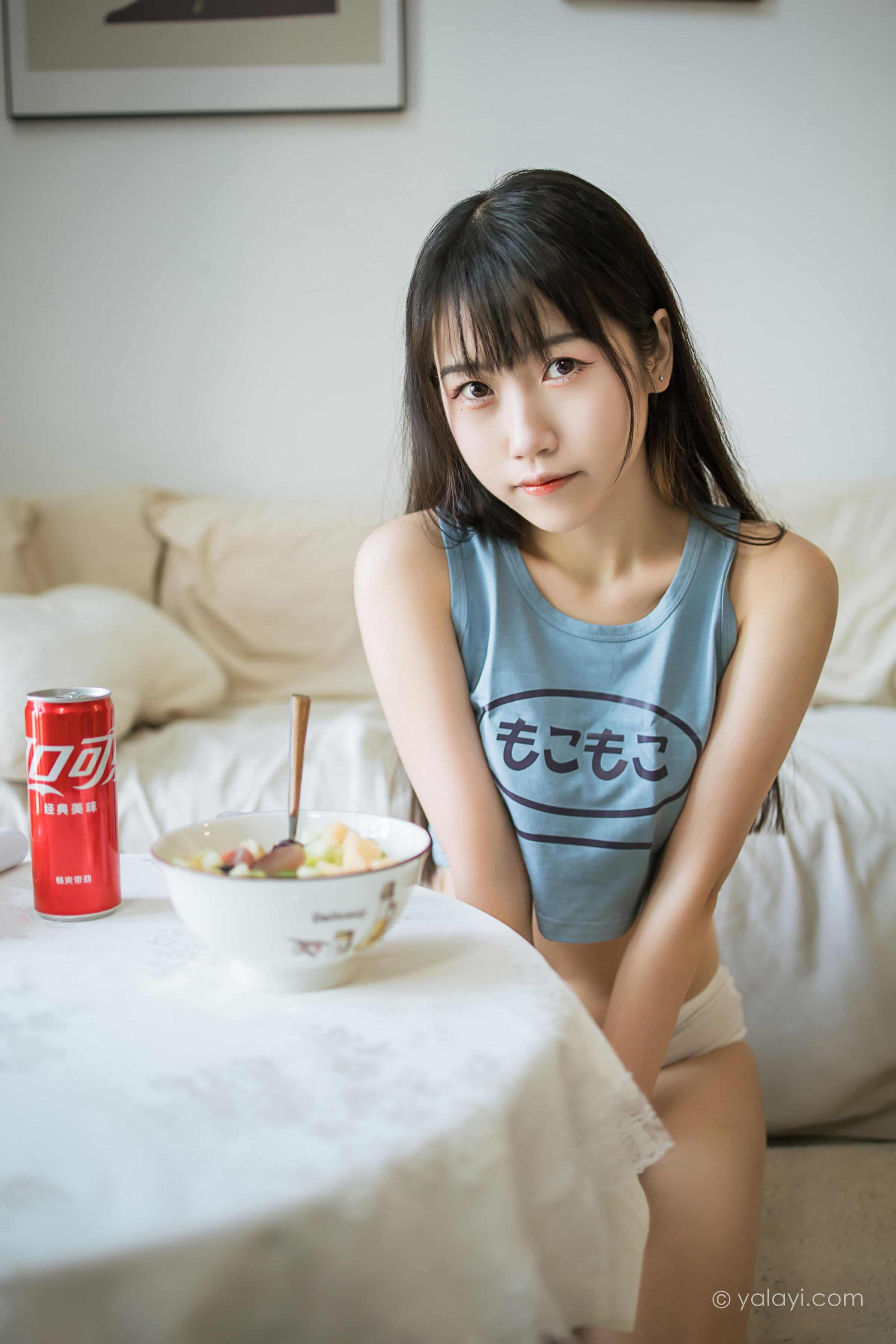 [YALAYI雅拉伊]2022.02.09 闲居在家 弈思 灰色小背心加白色绵袜居家清纯写真集第3张