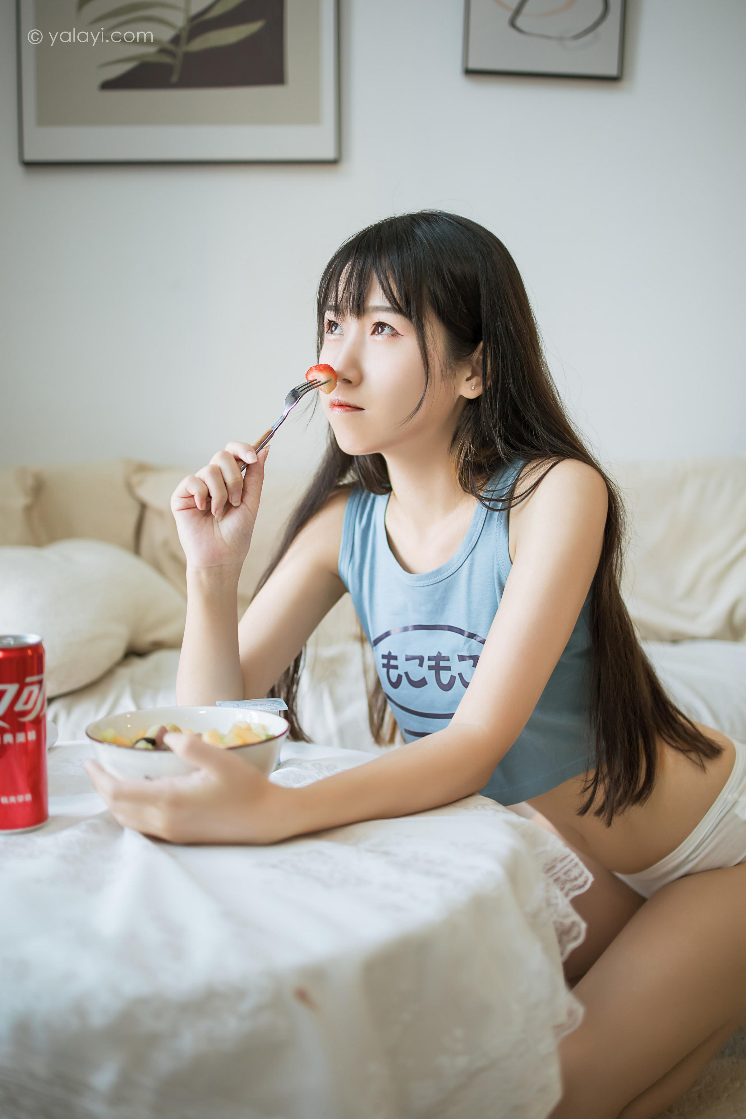 [YALAYI雅拉伊]2022.02.09 闲居在家 弈思 灰色小背心加白色绵袜居家清纯写真集第4张