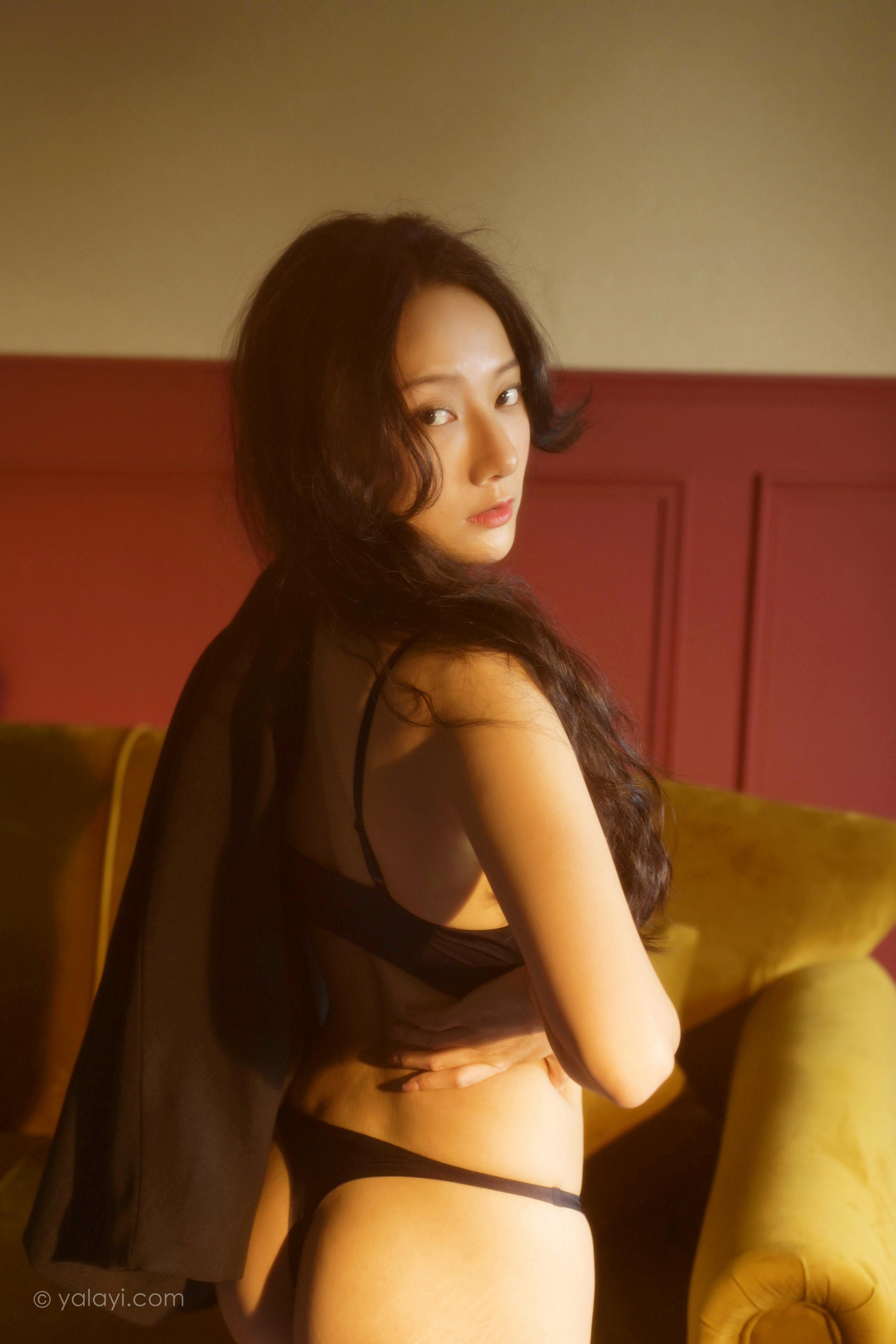 [YALAYI雅拉伊]2022.06.23 人生寂寞 何嘉颖 黑色外套加内衣性感私房写真集第4张