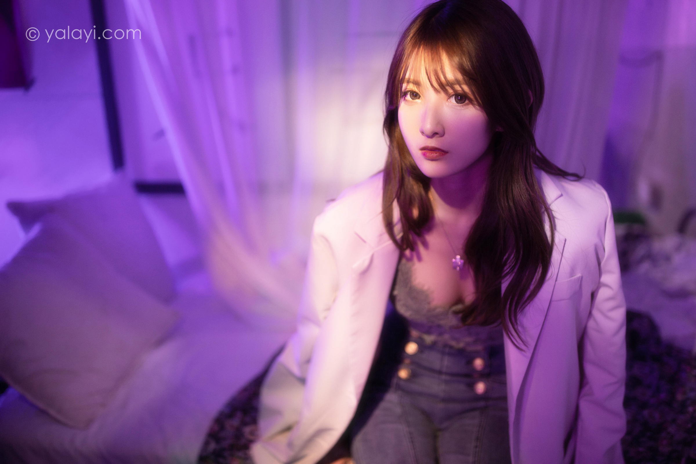 [YALAYI雅拉伊]2022.04.02 无关痛痒 小米 白色外套与灰色蕾丝内衣加牛仔裤性感私房写真集第15张