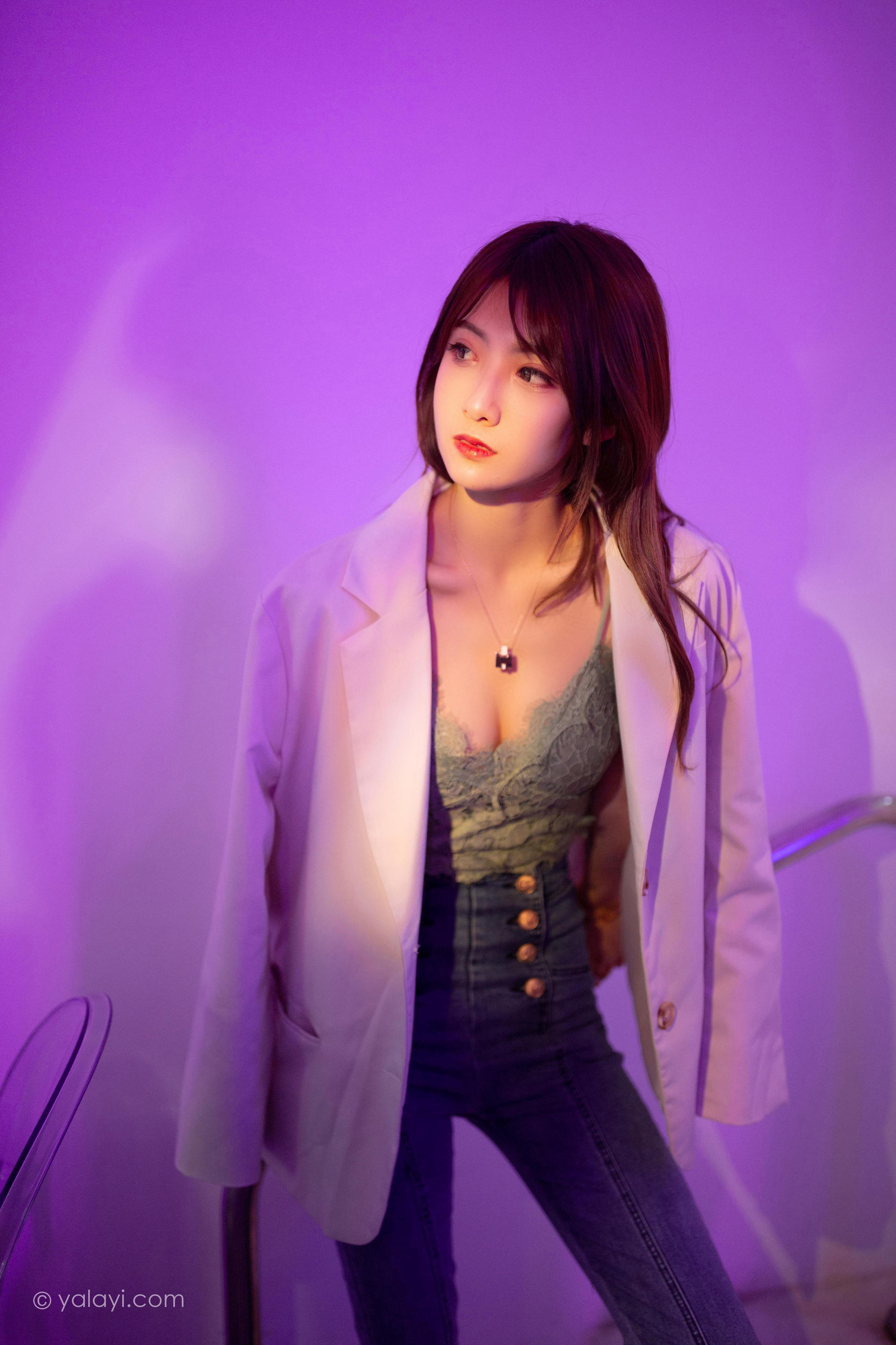 [YALAYI雅拉伊]2022.04.02 无关痛痒 小米 白色外套与灰色蕾丝内衣加牛仔裤性感私房写真集第4张