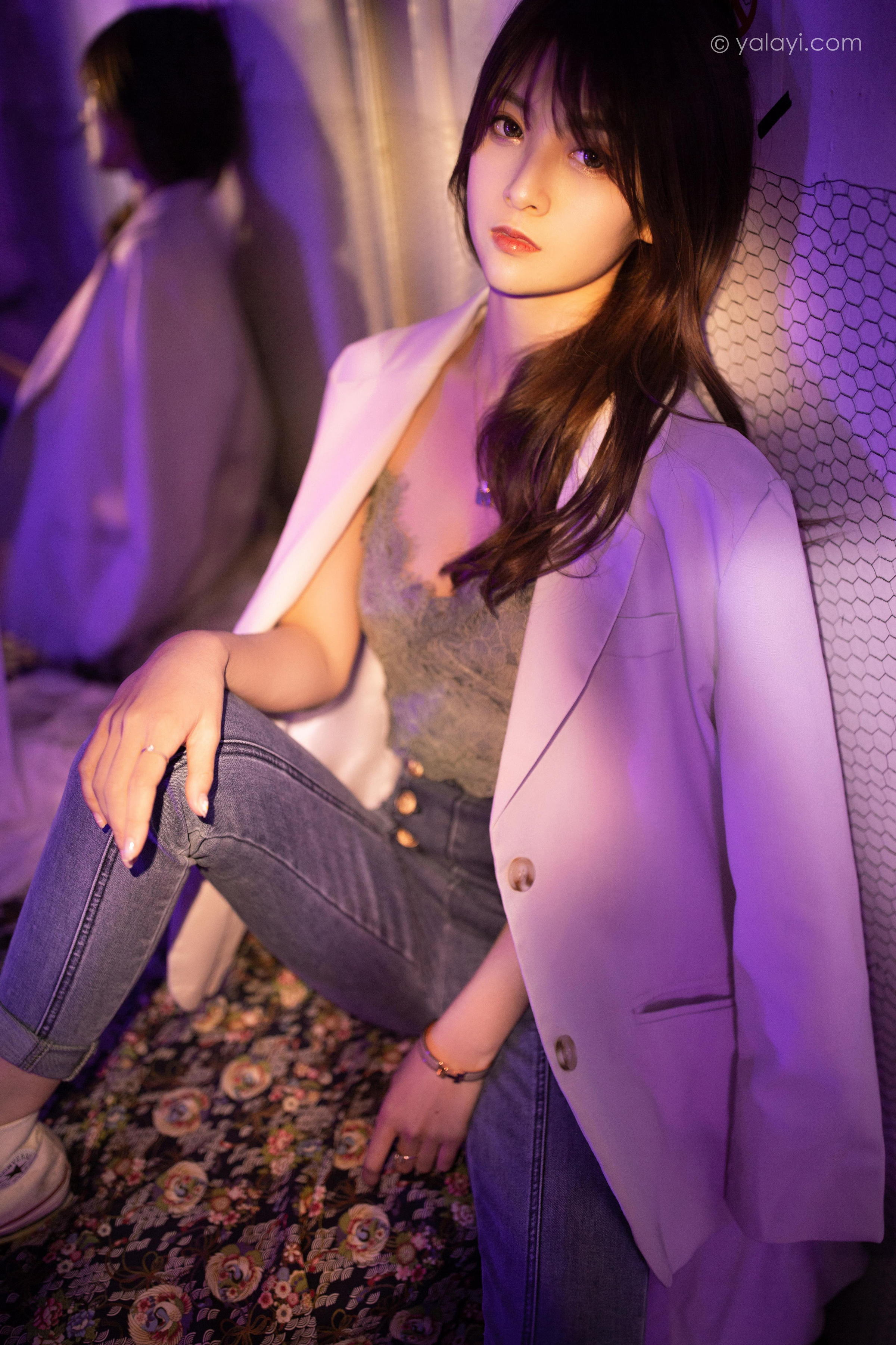 [YALAYI雅拉伊]2022.04.02 无关痛痒 小米 白色外套与灰色蕾丝内衣加牛仔裤性感私房写真集第15张