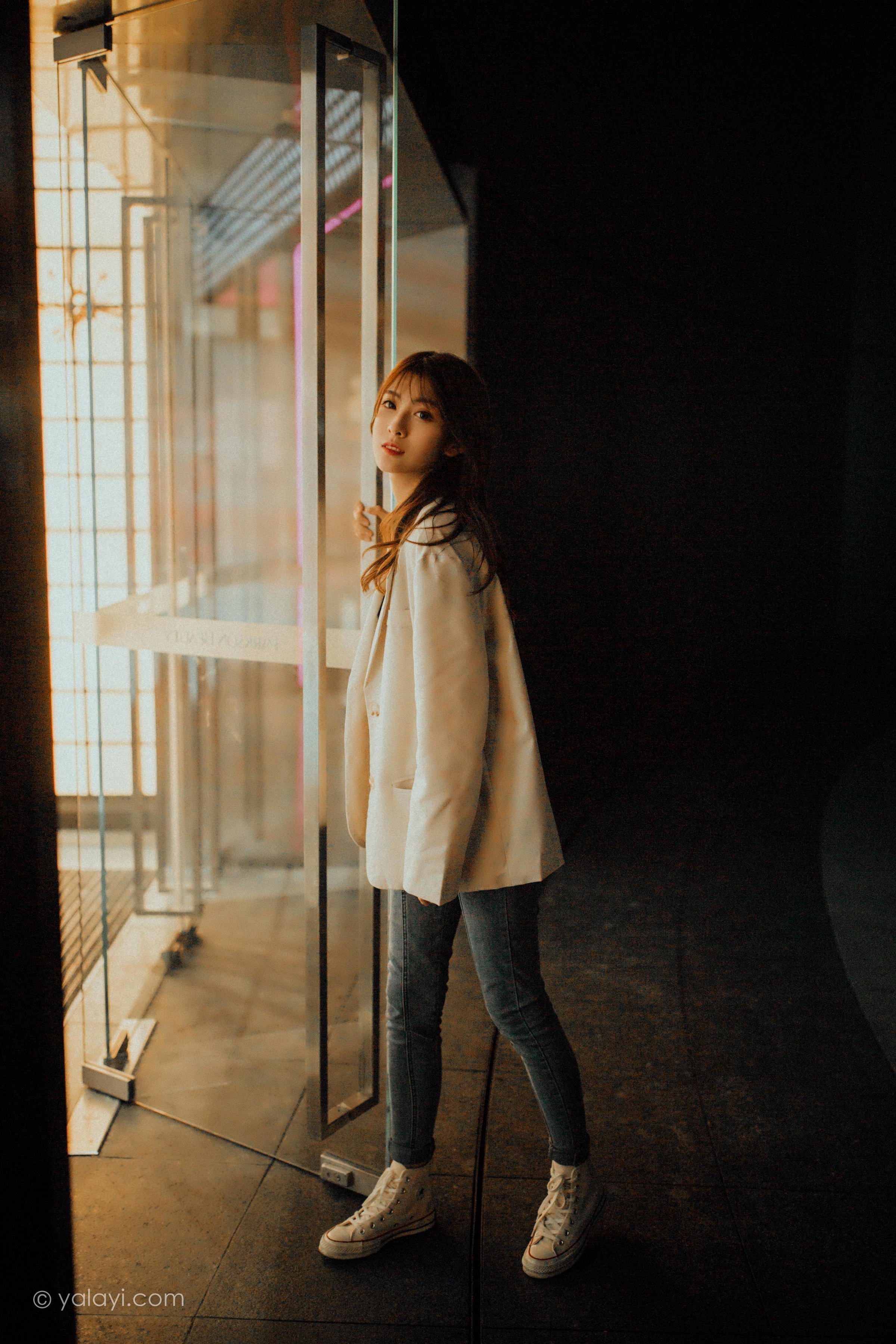 [YALAYI雅拉伊]2022.04.02 无关痛痒 小米 白色外套与灰色蕾丝内衣加牛仔裤性感私房写真集第1张