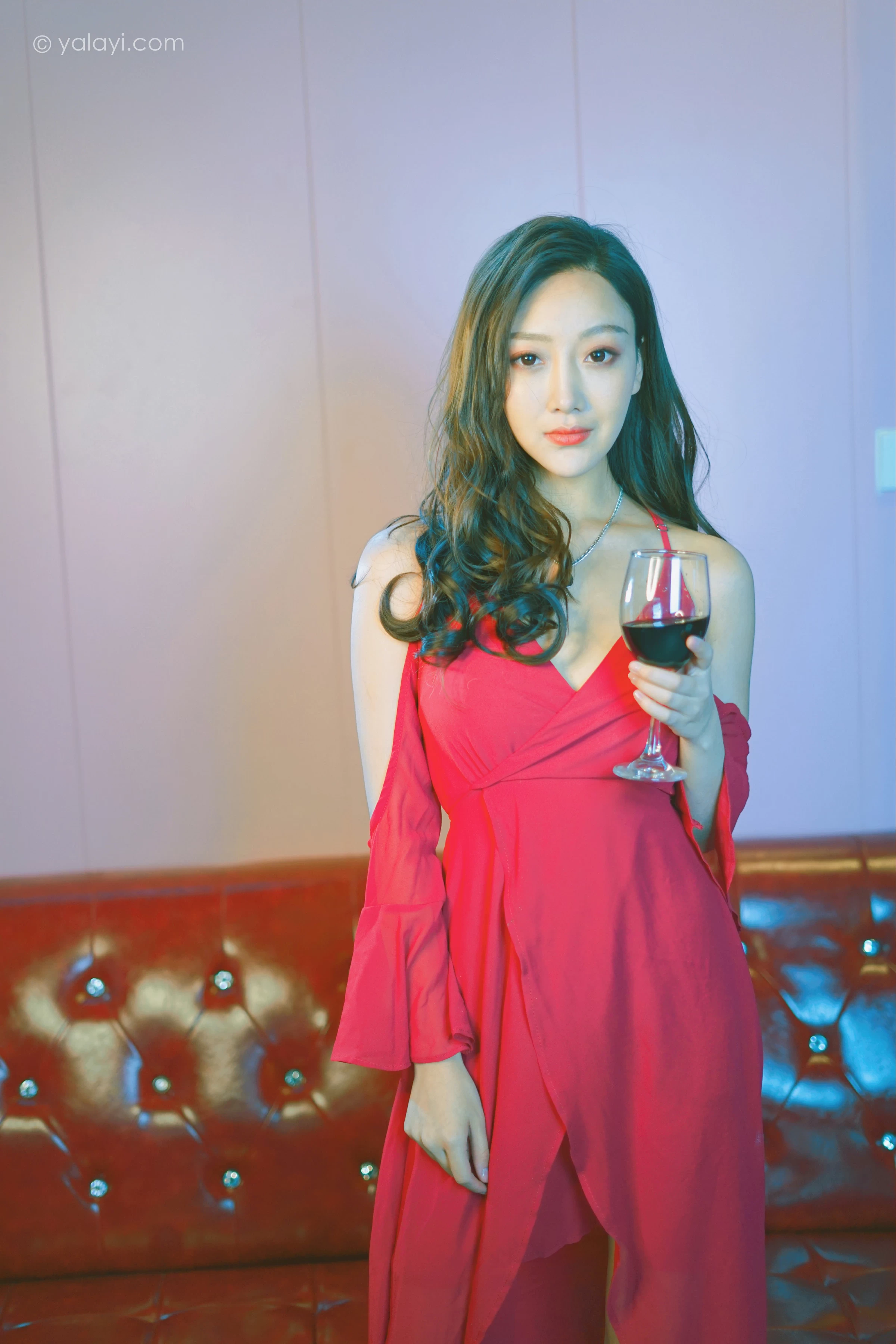 [YALAYI雅拉伊]2021.12.09 美好时光莫辜负 蕊思 红色吊带礼服裙性感私房写真集第5张