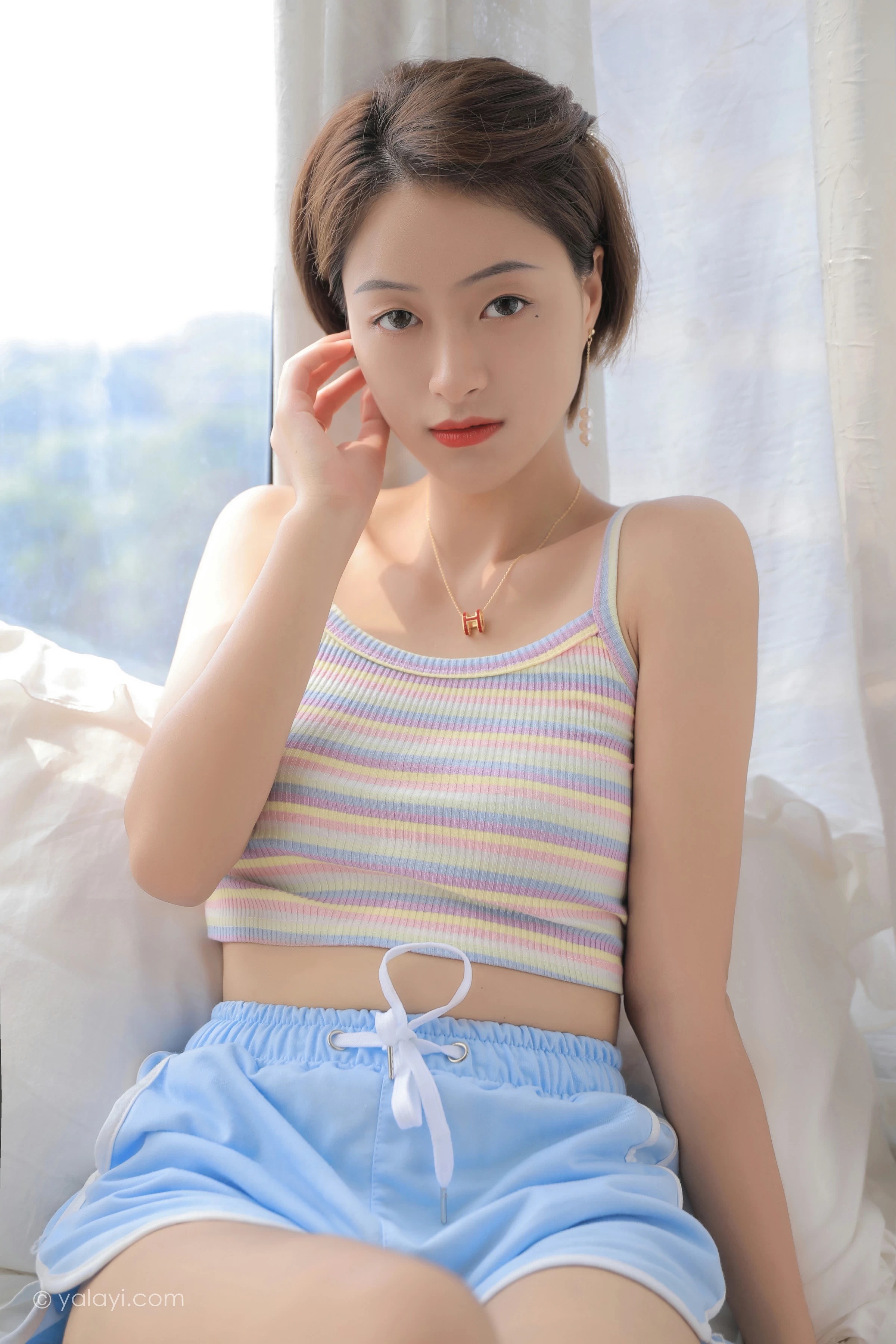 [YALAYI雅拉伊]NO.674 《幽会情人》 丁媛 彩色情趣小背心加蓝色短裤私房写真集第4张