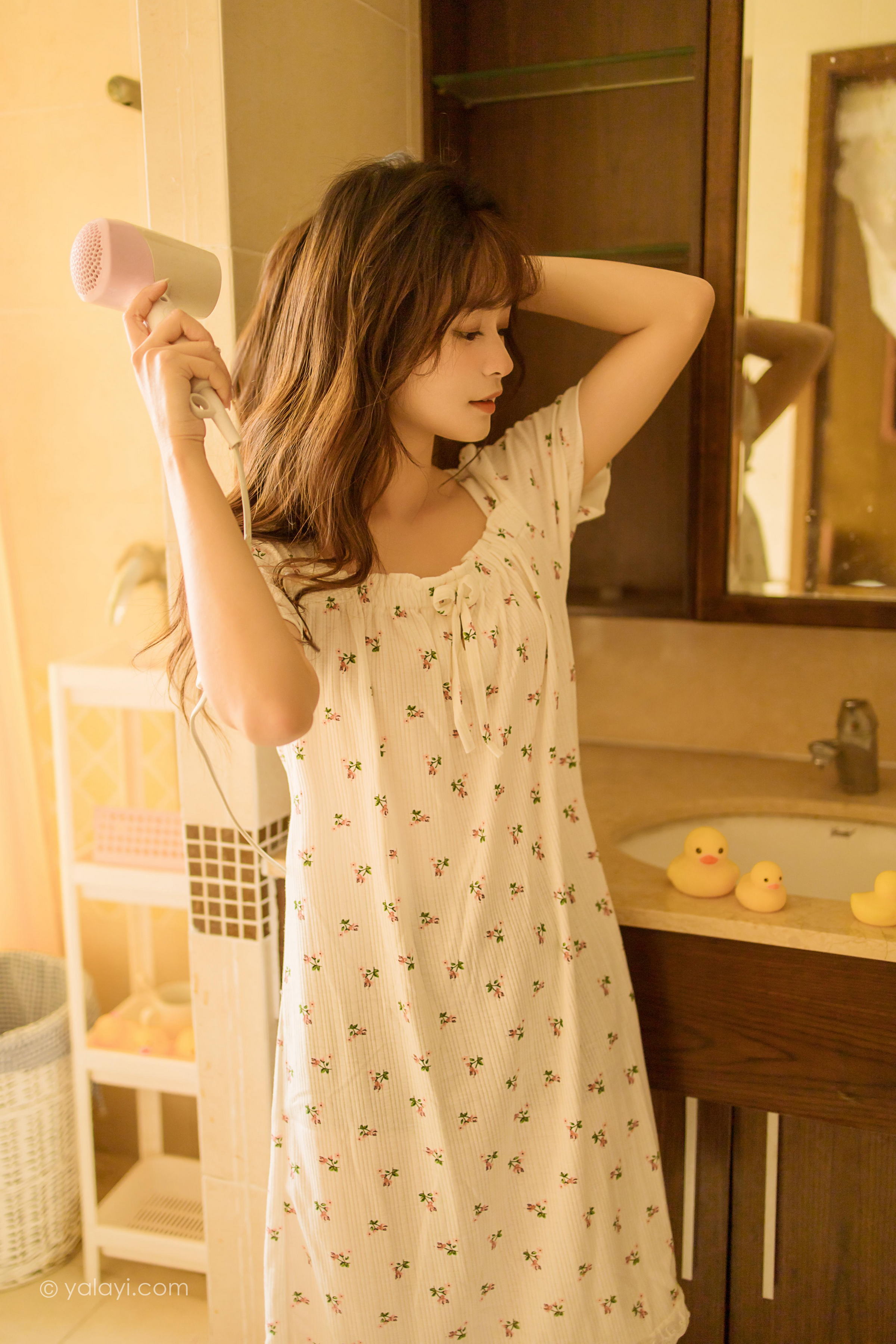 [YALAYI雅拉伊]2022.04.20 可爱的女孩 小亭 白色连身睡衣裙居家清纯写真集第8张