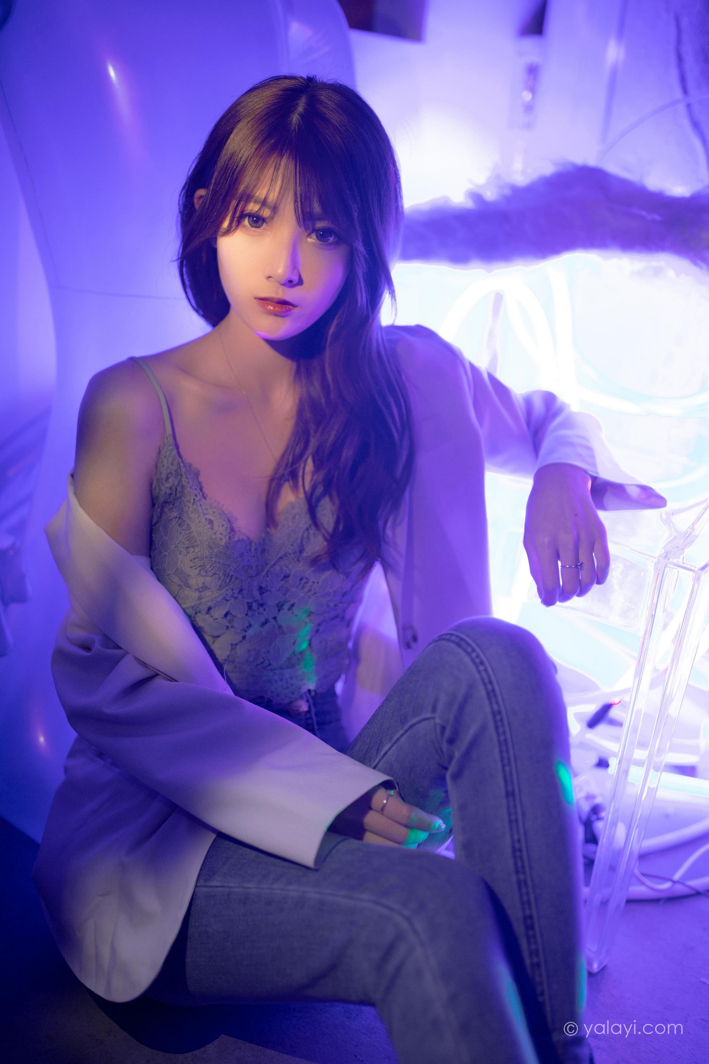 [YALAYI雅拉伊]2022.04.02 无关痛痒 小米 白色外套与灰色蕾丝内衣加牛仔裤性感私房写真集第6张