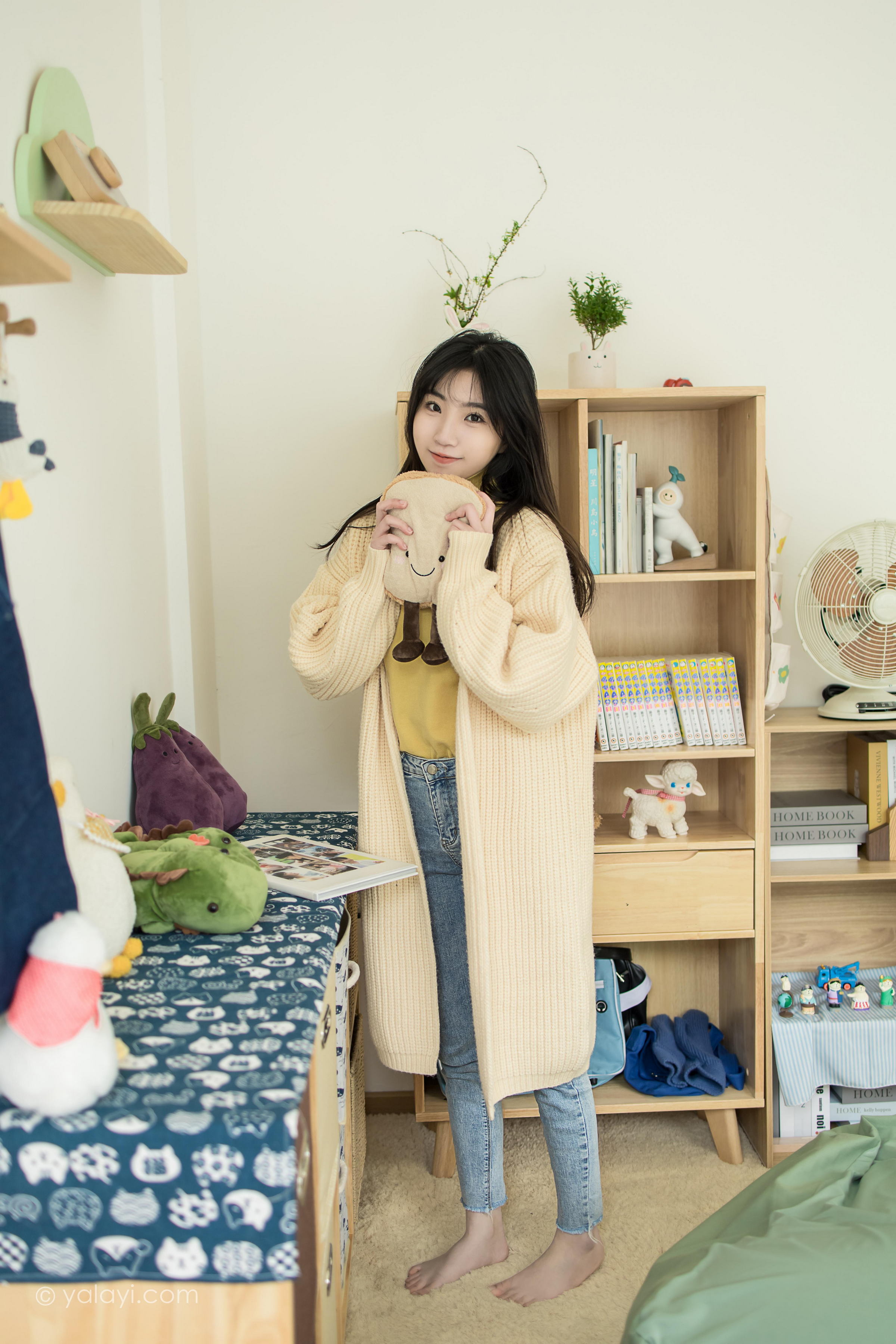 [YALAYI雅拉伊]2022.03.04 玉兰花 小乔 黄色毛衣加紧身牛仔裤居家清纯写真集第9张