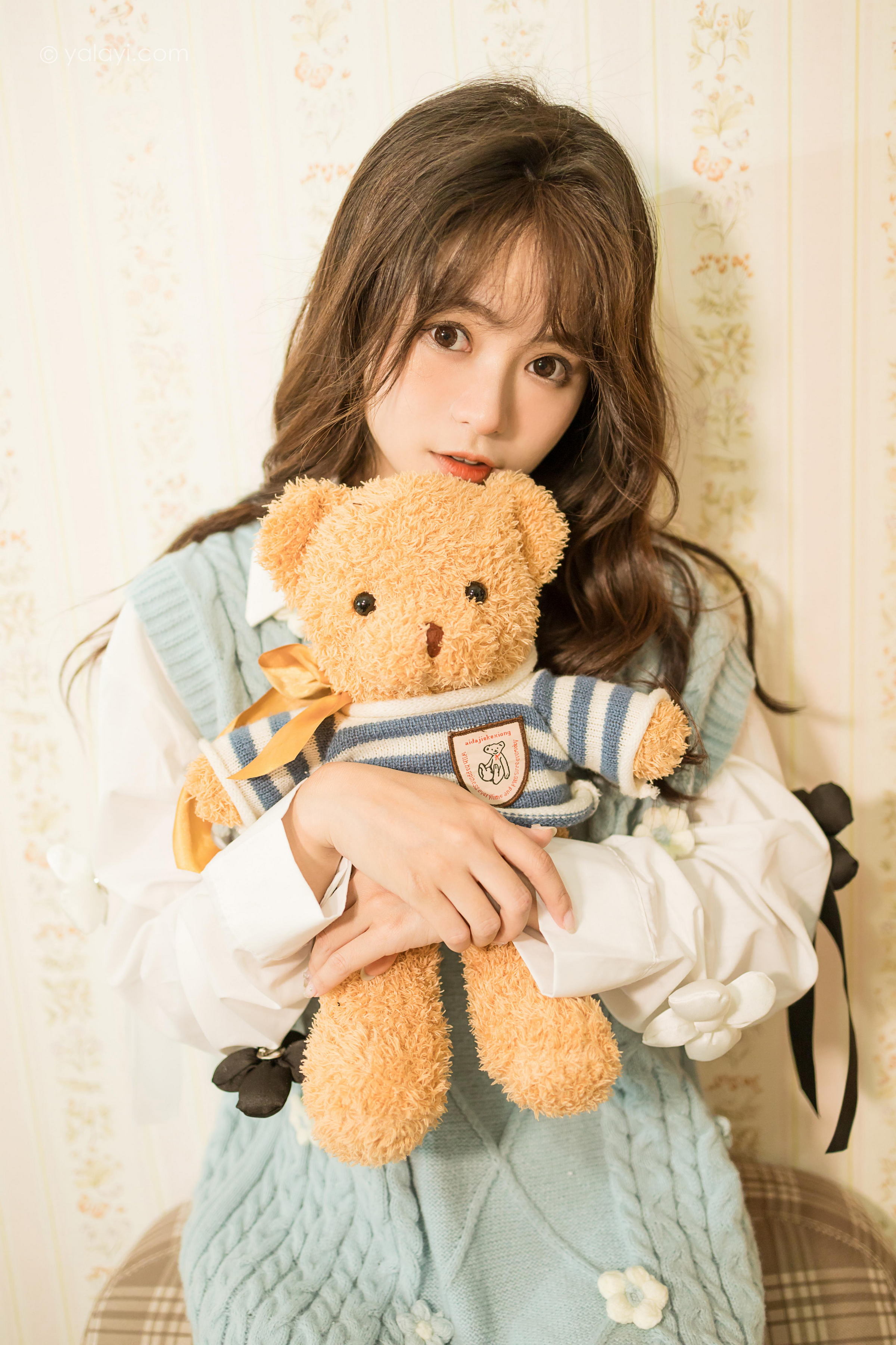 [YALAYI雅拉伊]2022.05.18 微微一笑 小亭 灰色镂空毛衣裙加白色衬衫清纯写真集第14张