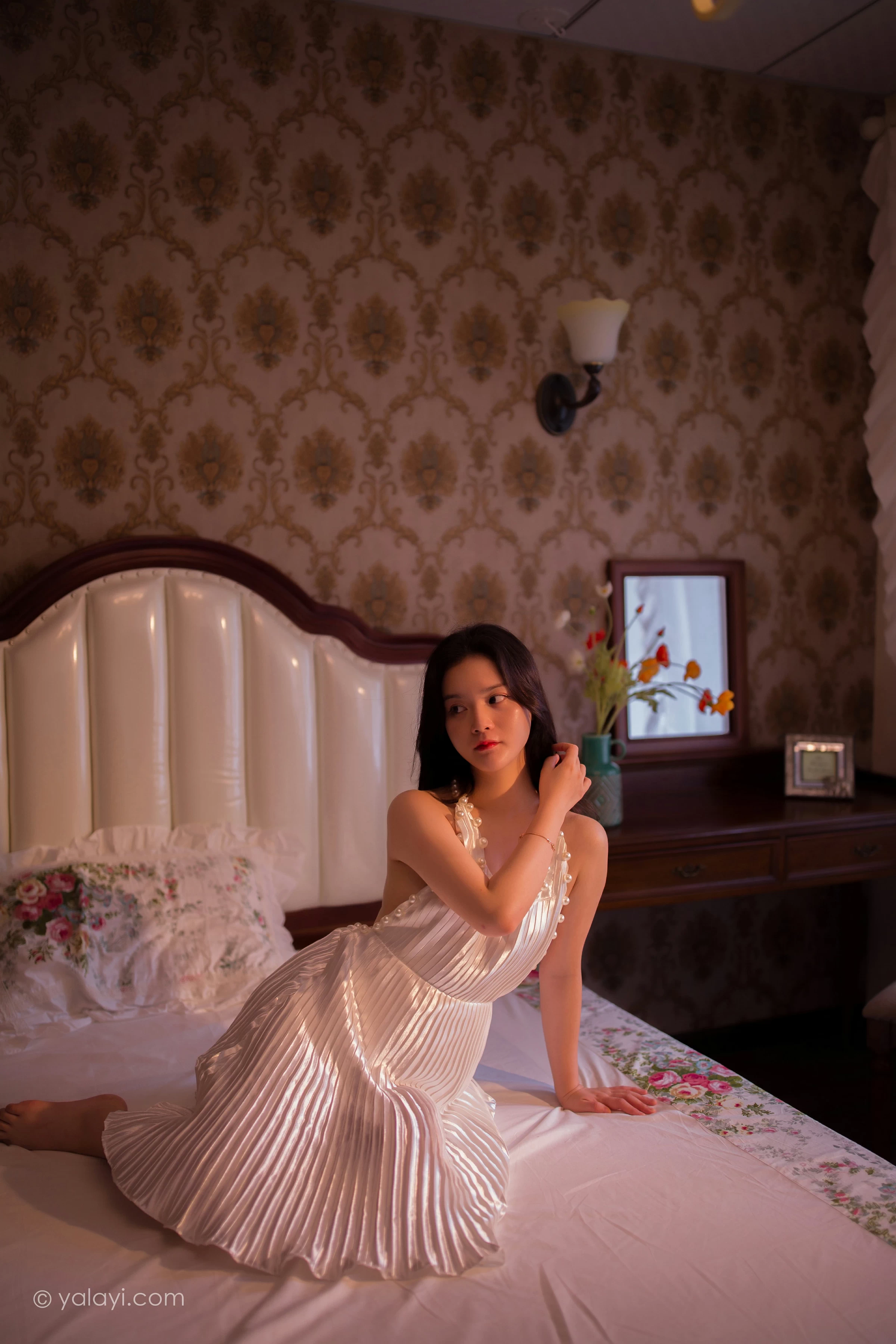[YALAYI雅拉伊]NO.675 《月亮公主》 珍珠 白色吊脖裸背连衣裙性感私房写真集第13张
