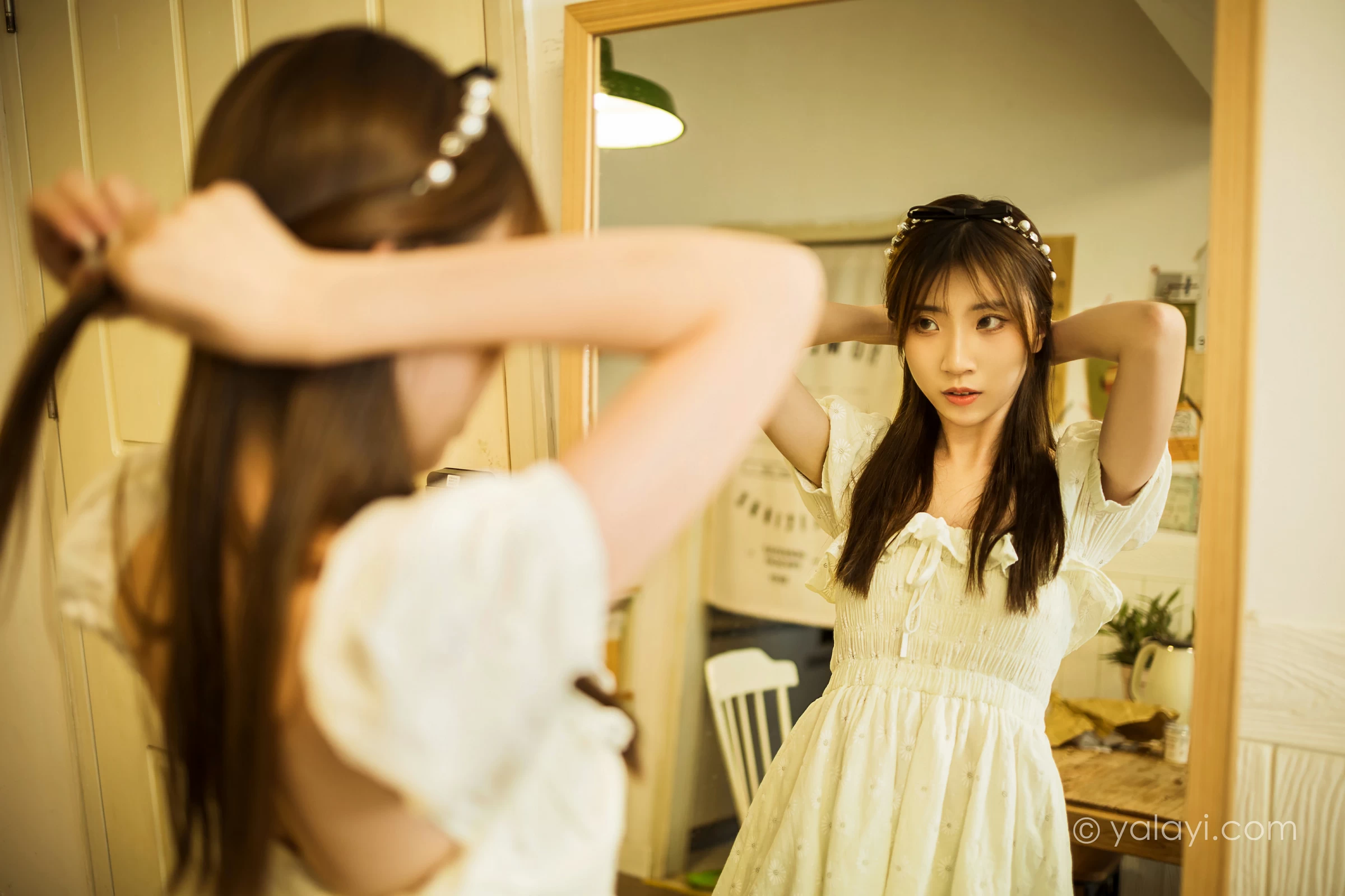 [YALAYI雅拉伊]NO.727 《甜美女友爱花艺》 小乔 白色裸背连衣裙居家写真第4张