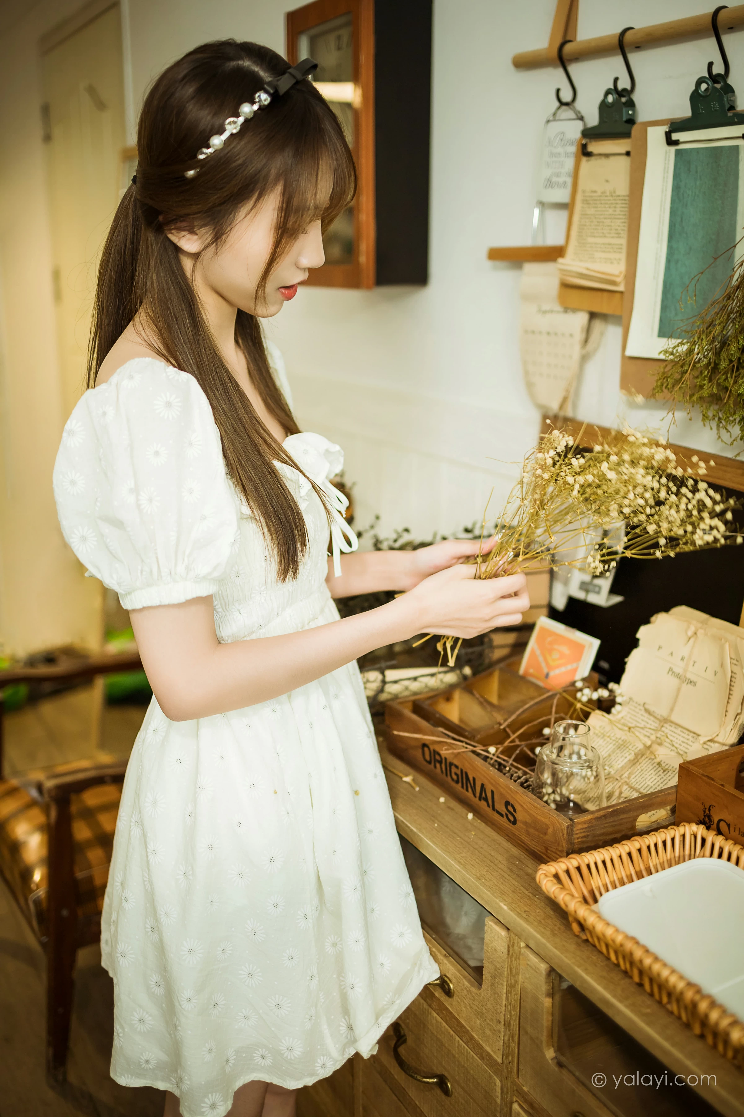 [YALAYI雅拉伊]NO.727 《甜美女友爱花艺》 小乔 白色裸背连衣裙居家写真第1张