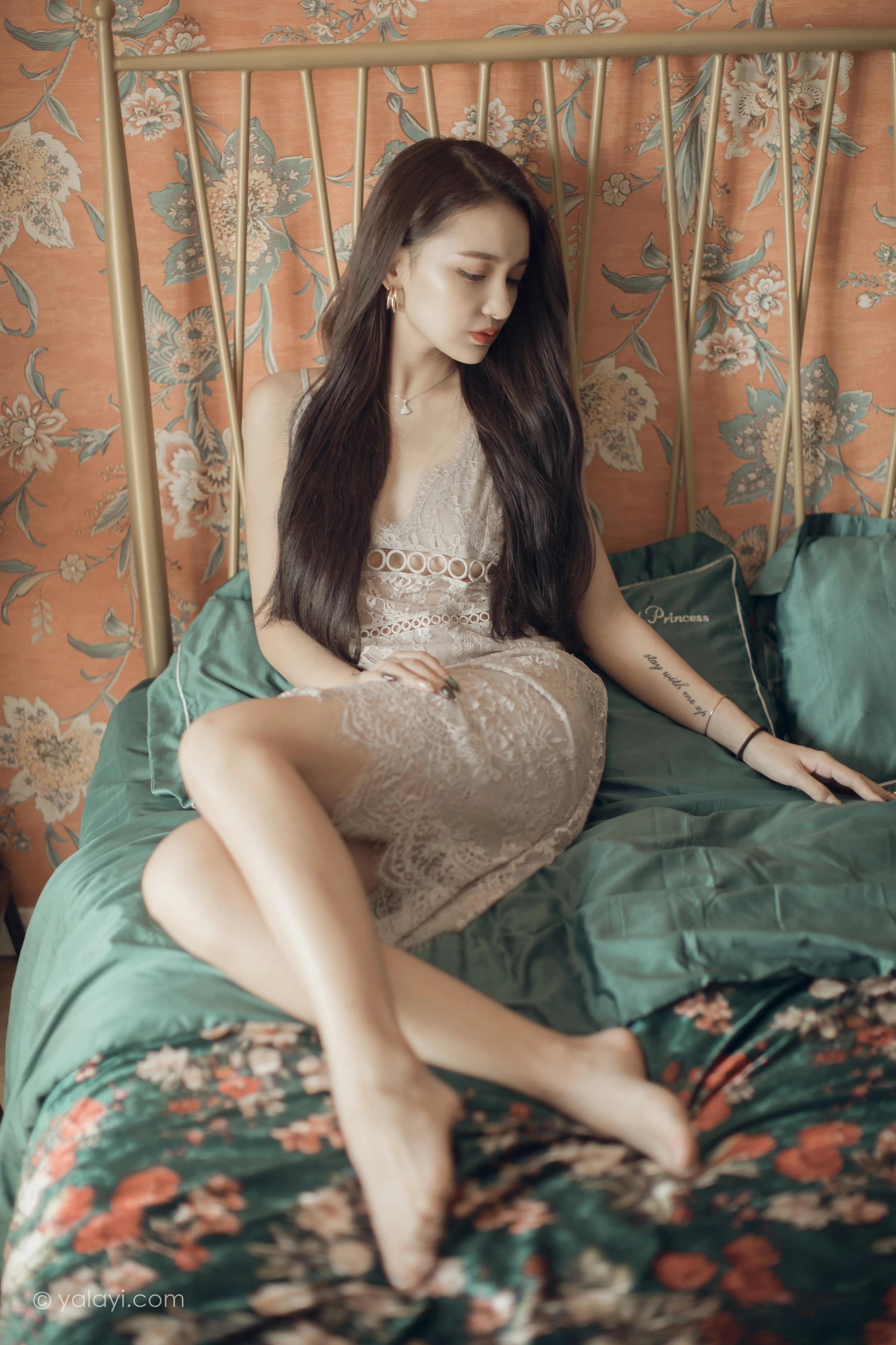 [YALAYI雅拉伊]NO.665 《无问》 刘子炀 白色透视蕾丝连衣裙性感私房写真集第6张