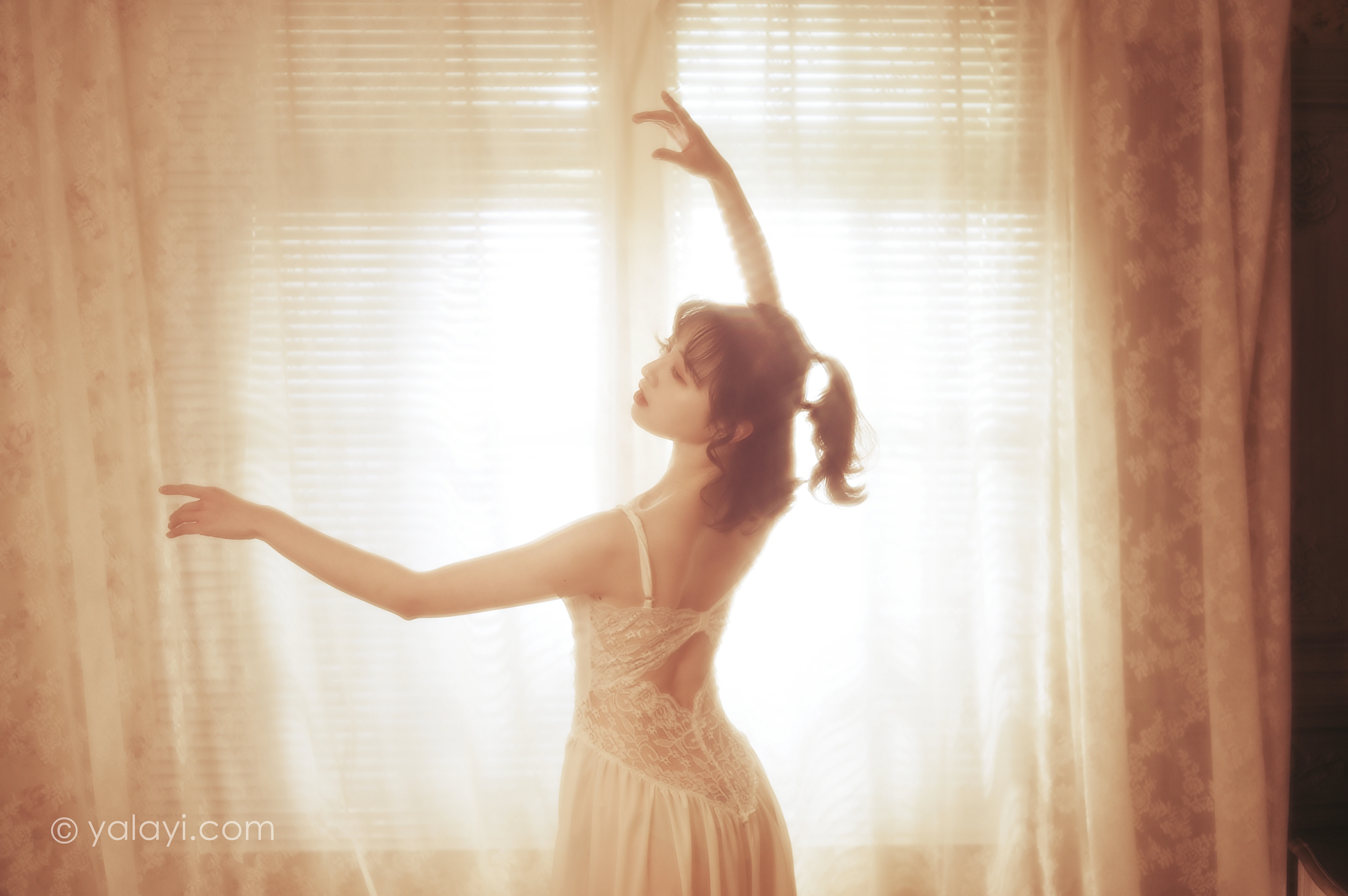 [YALAYI雅拉伊]NO.780 也曾优雅 京京 白色透视蕾丝连衣裙性感写真集第3张