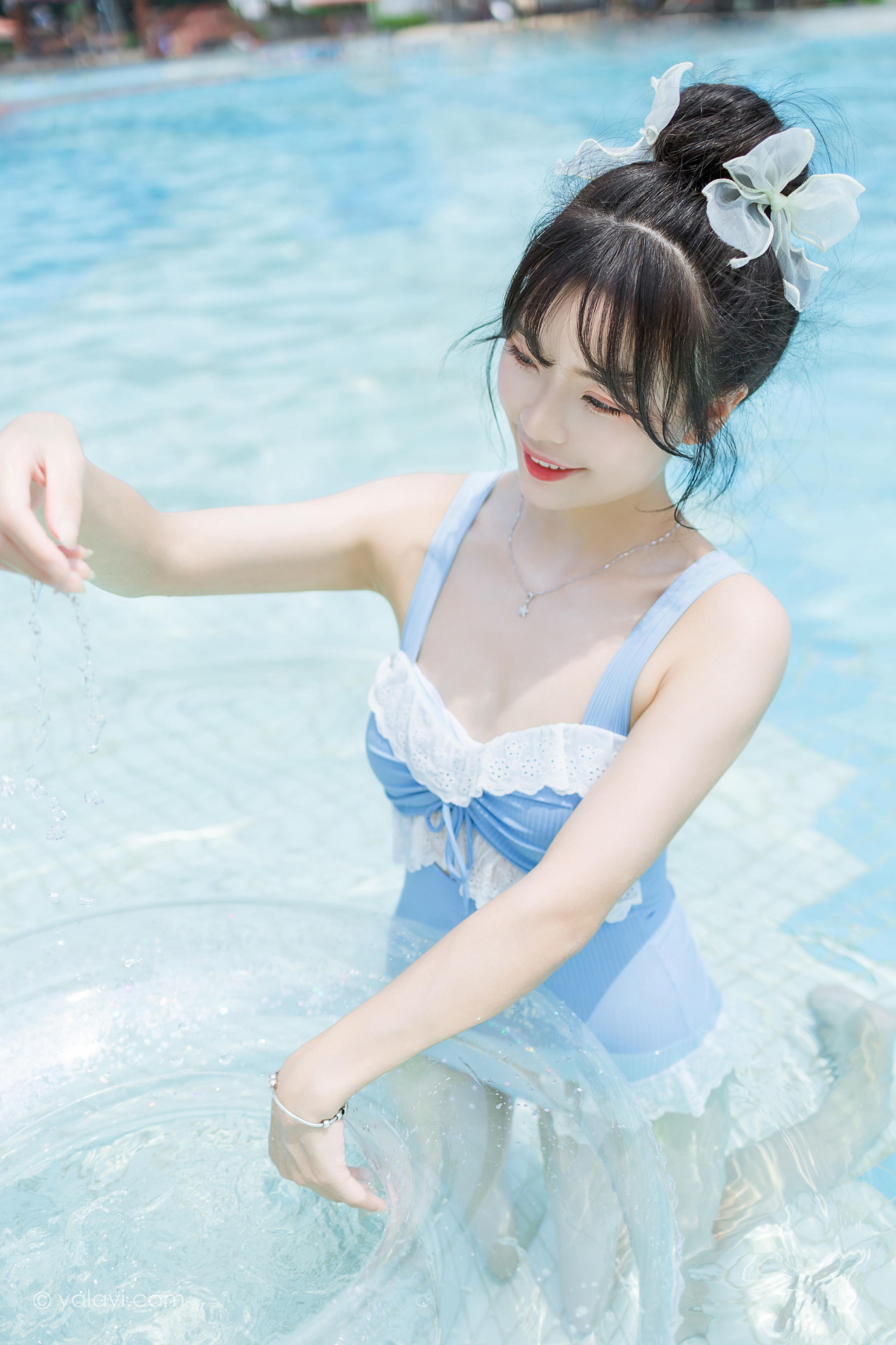 [YALAYI雅拉伊]2022.10.11 假日阳光 程小蝶 蓝色连体比基尼泳装性感写真集第10张